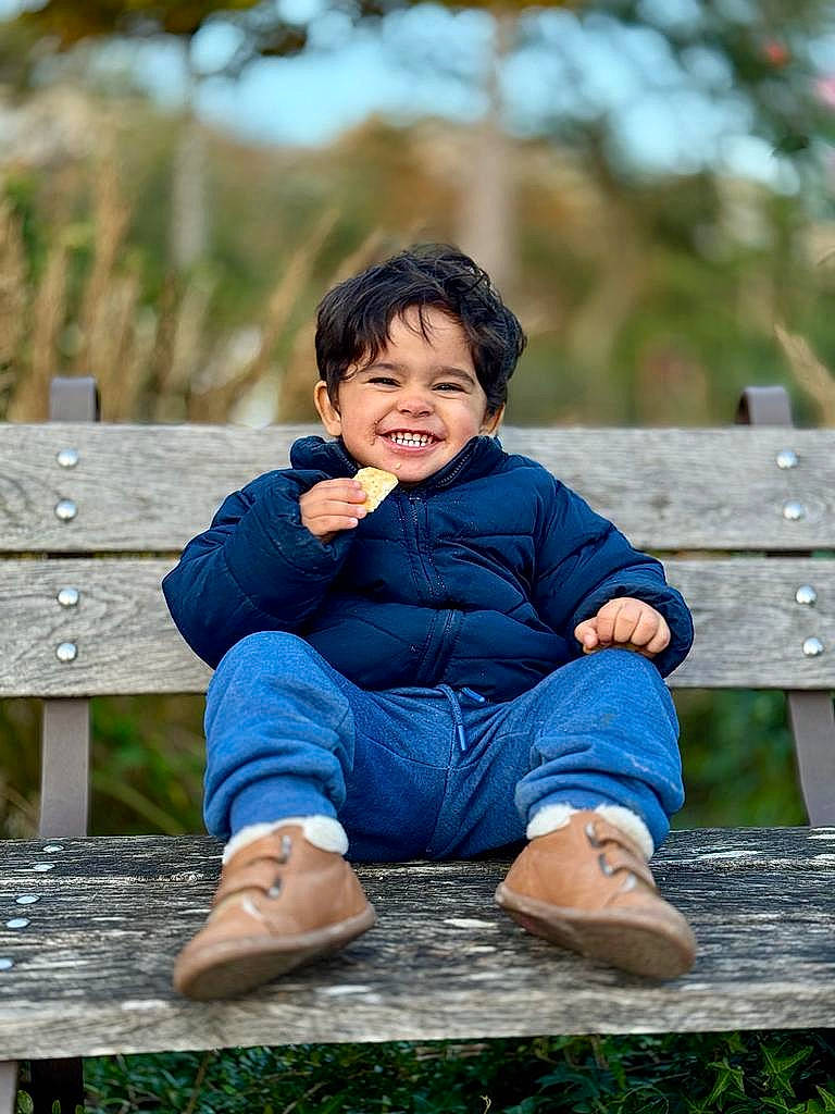 Ilyan participe au concours pour gagner de l'argent avec cette photo : arm, child, electric_blue, face, flash_photography, fun, grass, happy, joy, leg, leisure, people, people_in_nature, person, shorts, sitting, skin, smile, spring, standing