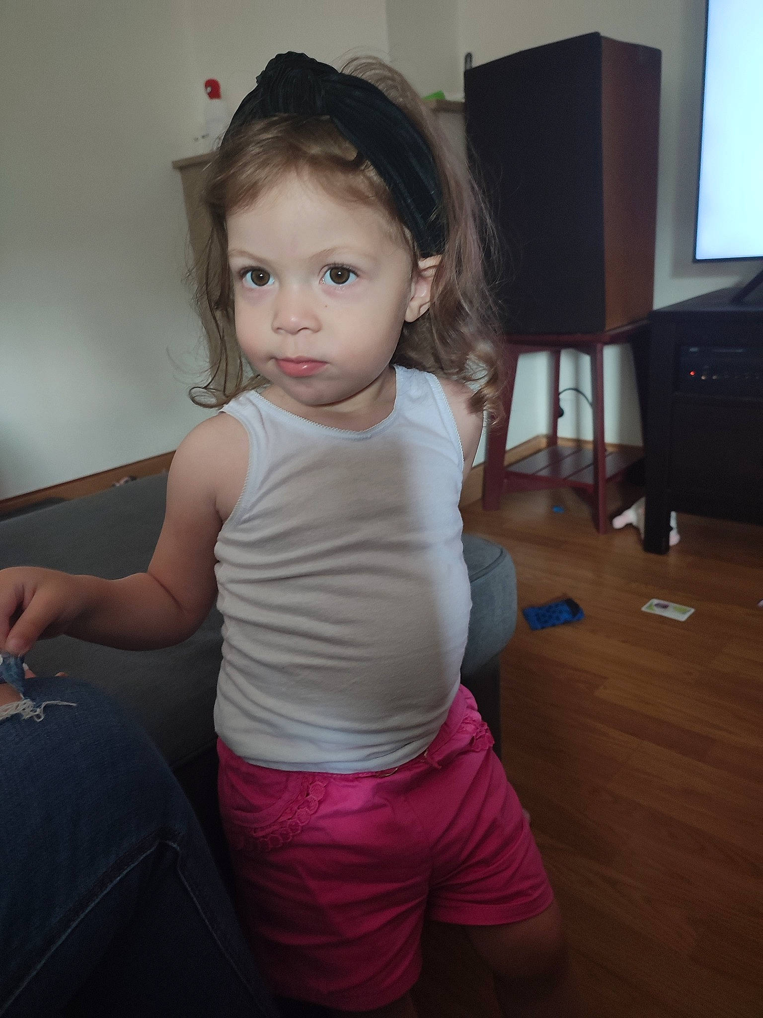 Alma participe au concours pour gagner de l'argent avec cette photo : cheek, elbow, flash_photography, floor, flooring, fun, hairstyle, happy, human_body, iris, joint, knee, person, shoulder, standing, television, thigh, toddler, trunk, waist