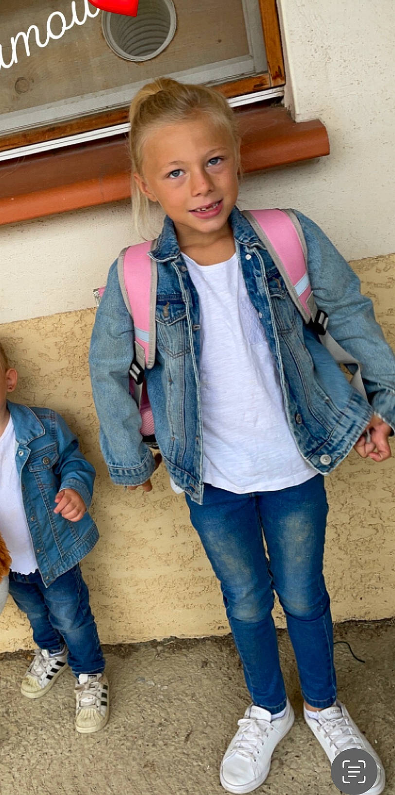Léna participe au concours pour gagner de l'argent avec cette photo : bag, child, clothing, denim, electric_blue, fashion_accessory, fashion_design, fun, happy, head, jeans, jewellery, joint, joy, leisure, long_hair, neck, person, skin, sleeve