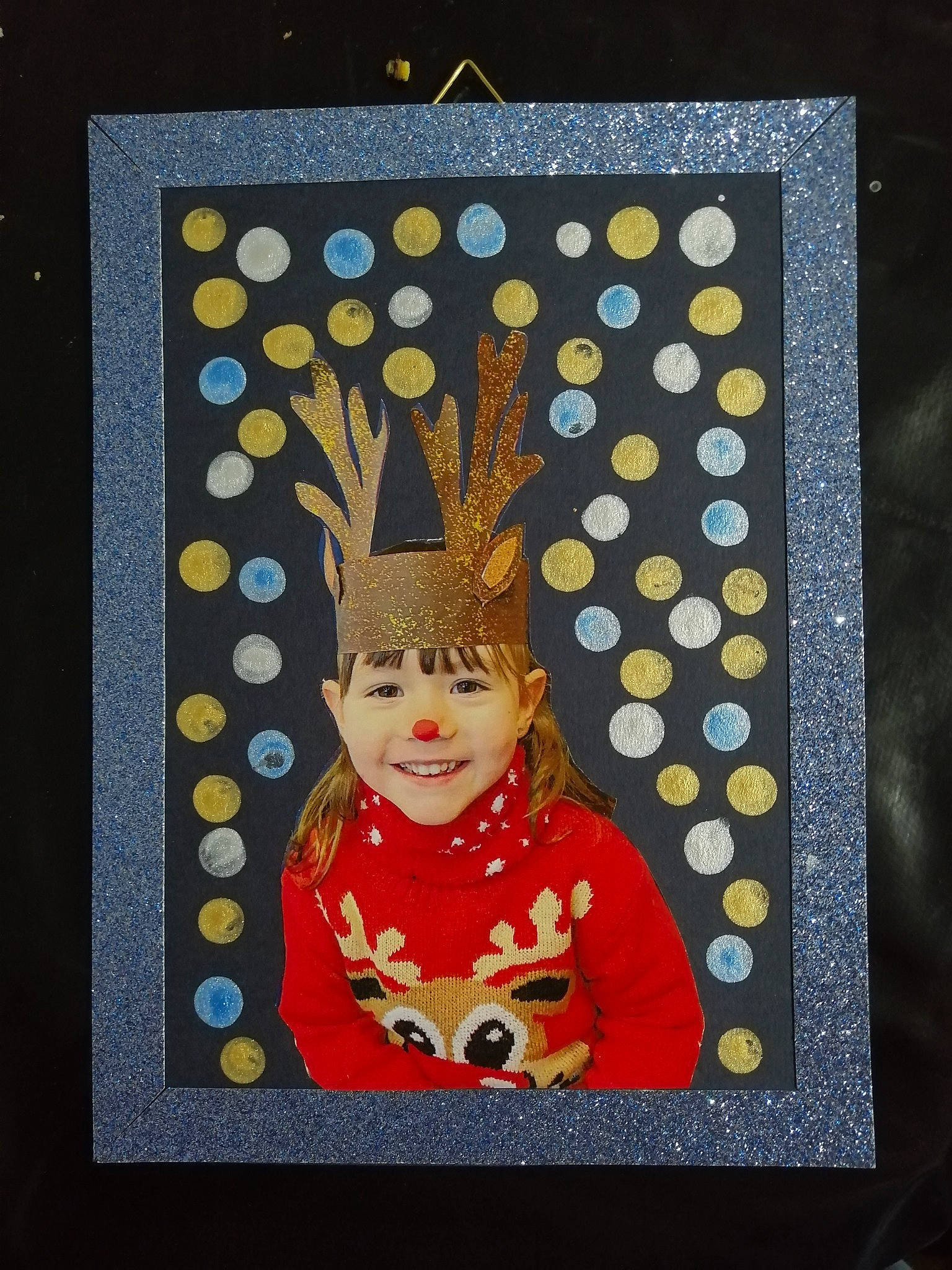 Enola participe au concours pour gagner de l'argent avec cette photo : art, circle, creative_arts, drawing, event, font, greeting_card, headwear, illustration, joy, magenta, metal, modern_art, paint, painting, pattern, person, picture_frame, rectangle, smile