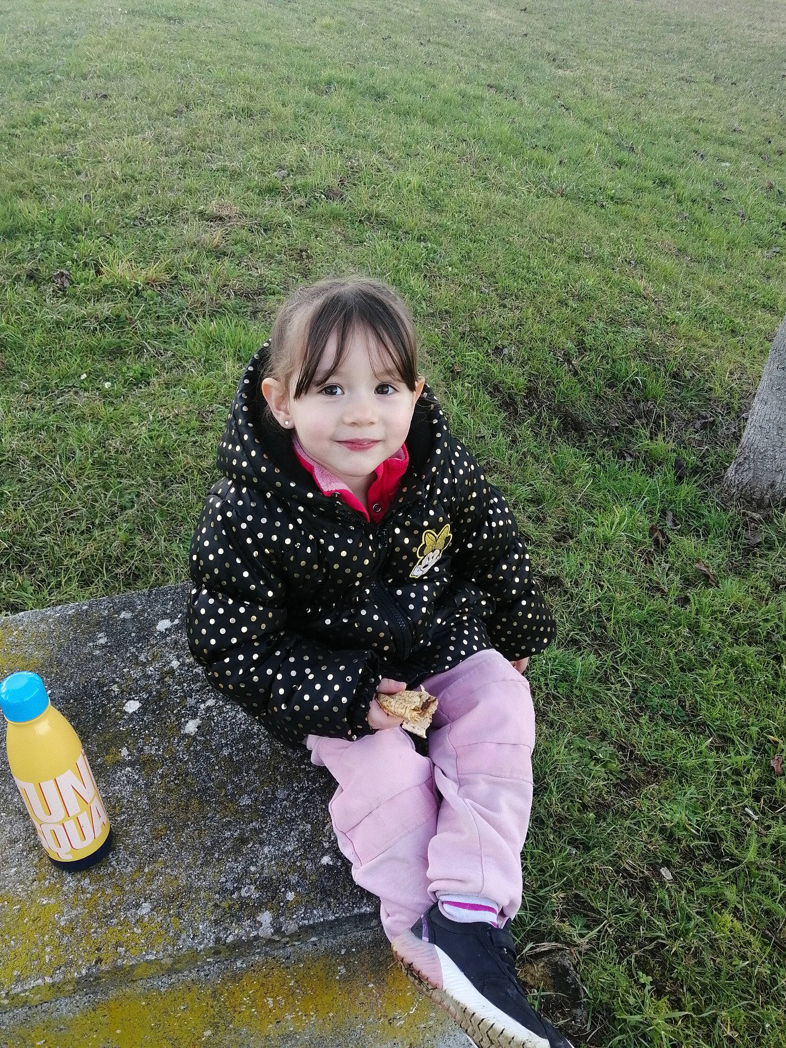 Enola participe au concours pour gagner de l'argent avec cette photo : beauty, bottle, cool, eye, fun, grass, happy, jacket, joy, leisure, people_in_nature, person, plastic_bottle, recreation, shoe, smile, sneakers, sunlight, toddler, vertebrate