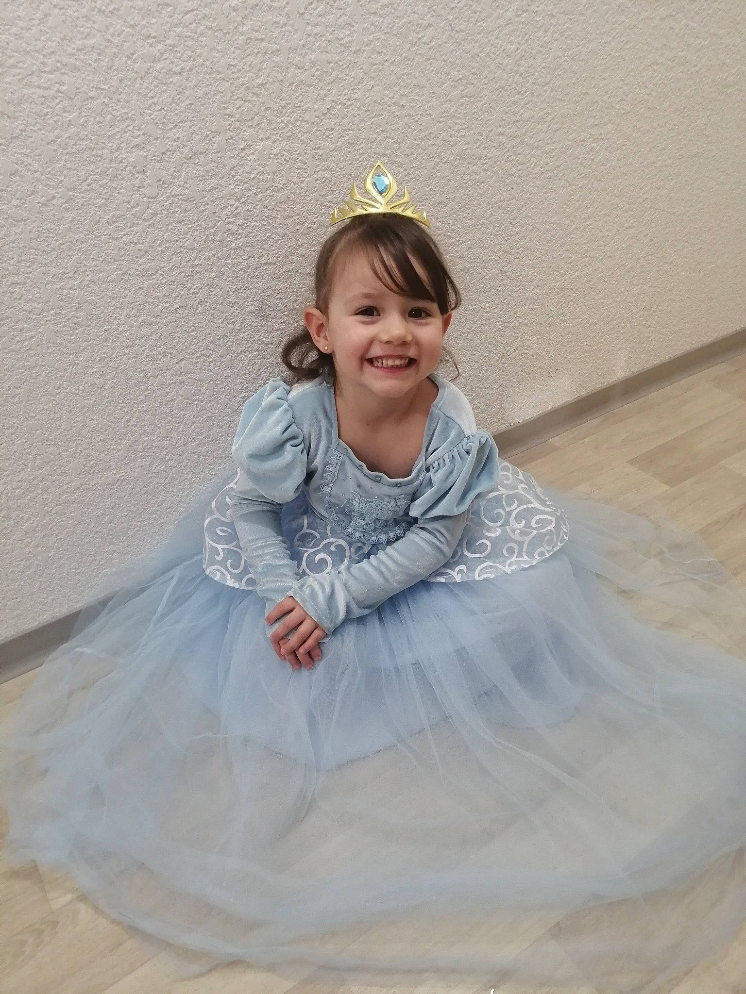 Enola a rejoint le concours — aidez-le/la à gagner de superbes lots ! bridal_accessory, bridal_clothing, bridal_party_dress, day_dress, dress, embellishment, event, eye, fashion_design, flash_photography, formal_wear, gown, happy, headpiece, human_body, iris, joy, one_piece_garment, person, sleeve