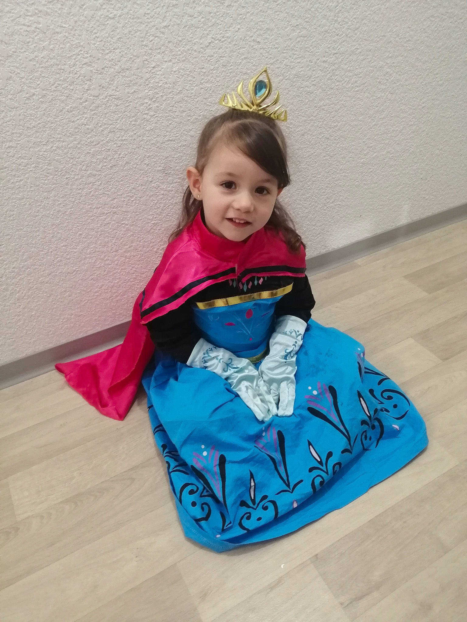 Enola a rejoint le concours — aidez-le/la à gagner de superbes lots ! baby, baby_products, baby_toddler_clothing, costume, dress, electric_blue, event, fashion_accessory, fun, hair_accessory, happy, headgear, jewellery, joy, magenta, pattern, person, purple, sitting, sleeve