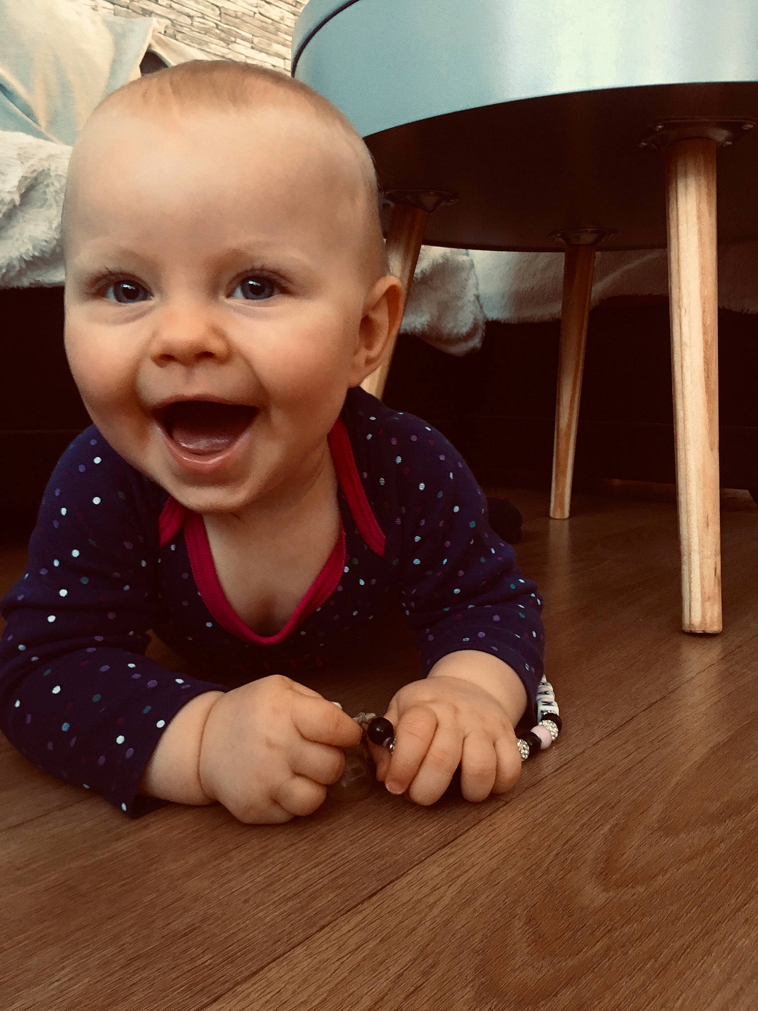 Marya a rejoint le concours — aidez-le/la à gagner de superbes lots ! baby, baby_toddler_clothing, child, crawling, finger, floor, flooring, hand, hardwood, laminate_flooring, lamp, mouth, nail, person, thumb, toddler, tongue, tummy_time, varnish, wood_flooring