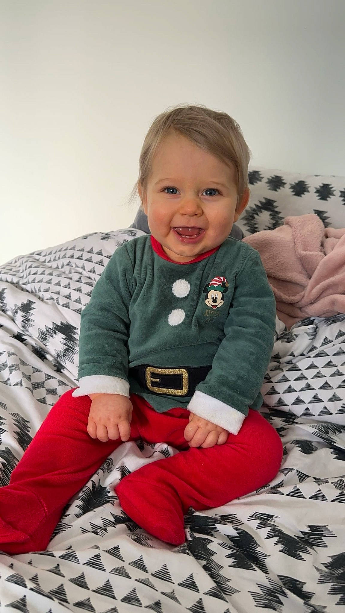 Kayden a rejoint le concours — aidez-le/la à gagner de superbes lots ! baby, baby_toddler_clothing, blond, carmine, child, comfort, facial_expression, flooring, fun, happy, joy, linens, pattern, person, sitting, skin, sleeve, smile, sock, t_shirt