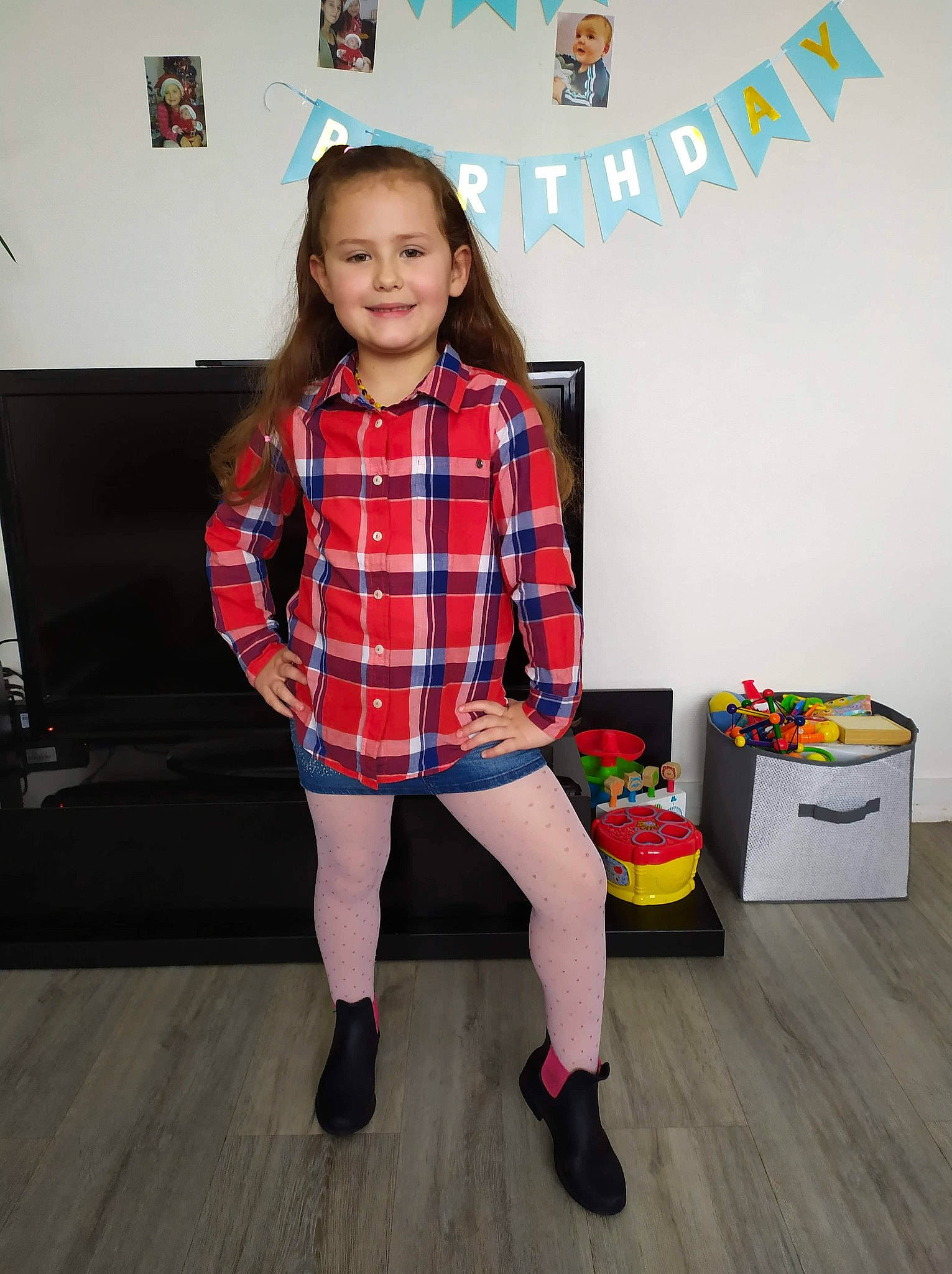 Elza participe au concours pour gagner de l'argent avec cette photo : child, child_model, clothing, costume, design, footwear, joy, pattern, person, plaid, shoe, surprise, tartan, textile, thigh, toddler