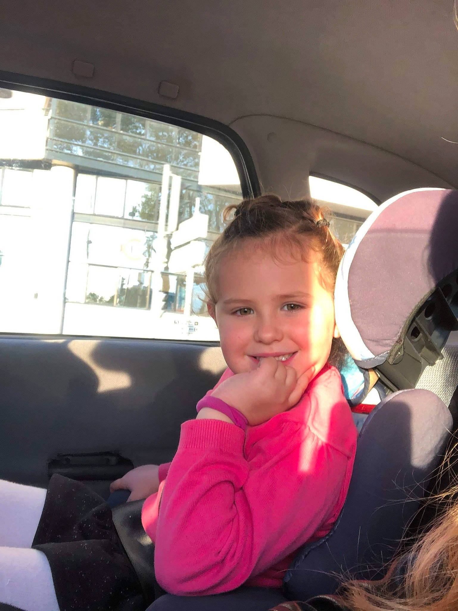 Elza a rejoint le concours — aidez-le/la à gagner de superbes lots ! auto_part, car, car_seat, driving, family_car, head_restraint, joy, passenger, person, steering_wheel, vehicle, vehicle_door