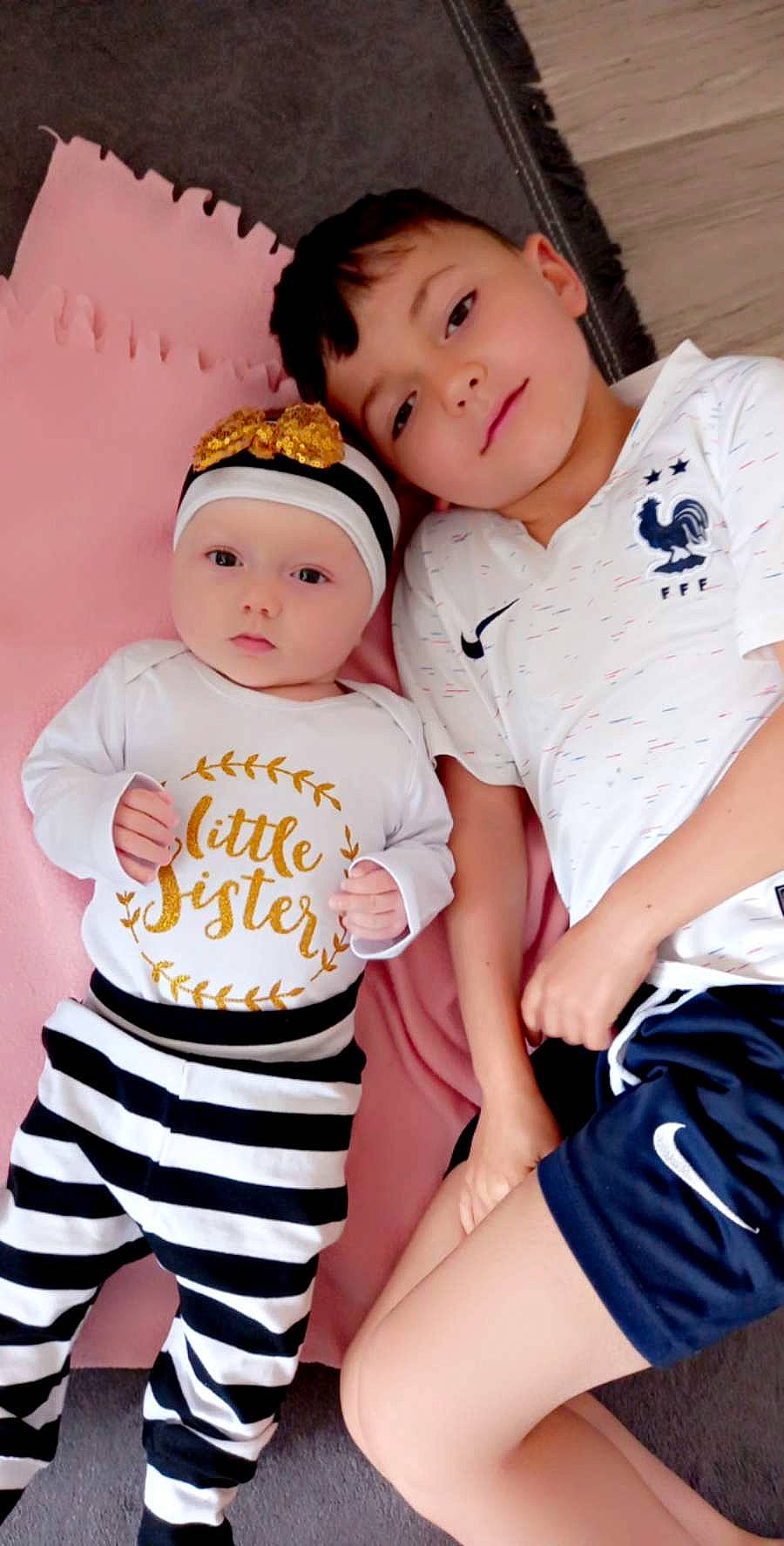 Youness participe au concours pour gagner de l'argent avec cette photo : baby, baby_toddler_clothing, cheek, clothing, eye, face, facial_expression, gesture, hairstyle, happy, muscle, neck, organ, person, product, shorts, skin, sleeve, thigh, white