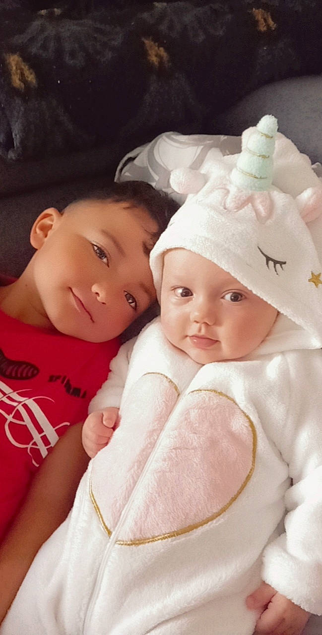 Youness a rejoint le concours — aidez-le/la à gagner de superbes lots ! baby, baby_toddler_clothing, cap, cheek, chin, comfort, facial_expression, finger, gesture, hand, happy, headgear, headwear, lip, mammal, nose, person, pink, product, skin