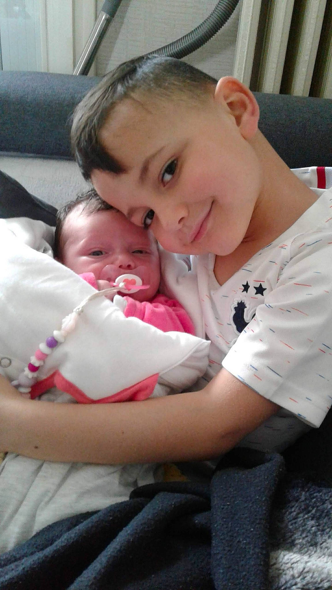 Youness participe au concours pour gagner de l'argent avec cette photo : baby, baby_products, baby_toddler_clothing, cheek, child, comfort, couch, eye, finger, fun, gesture, happy, head, iris, joy, lip, mouth, person, skin, sleeve