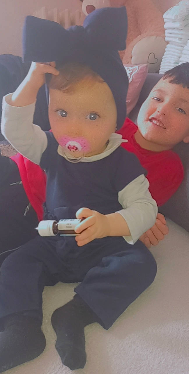 Assya participe au concours pour gagner de l'argent avec cette photo : arm, baby, baby_toddler_clothing, cheek, child, comfort, eye, face, finger, gesture, hand, happy, head, interaction, lap, person, skin, sleeve, smile, t_shirt