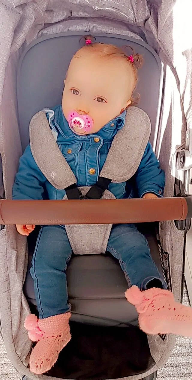 Assya a rejoint le concours — aidez-le/la à gagner de superbes lots ! baby, baby_carriage, baby_products, baby_safety, baby_toddler_clothing, blue, car_seat, chair, cheek, comfort, hand, head, joint, leg, person, pink, seat_belt, sleeve, thigh, toddler