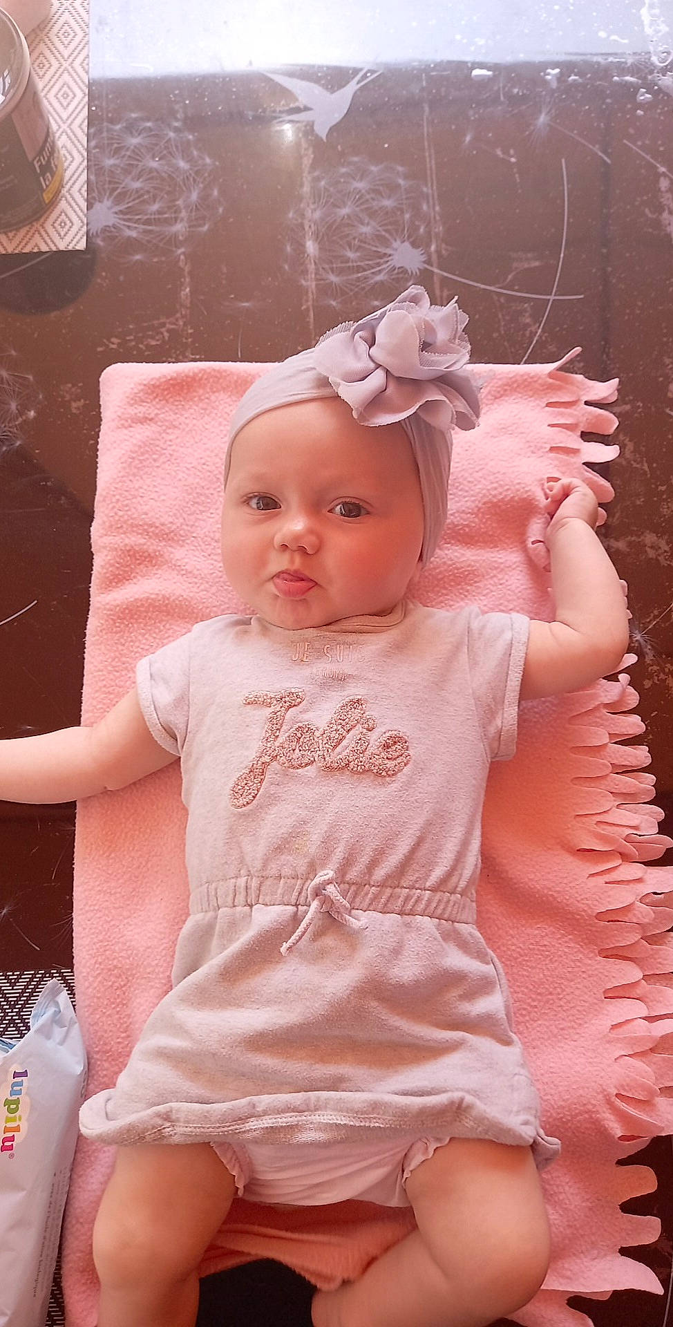 Assya participe au concours pour gagner de l'argent avec cette photo : baby, baby_toddler_clothing, cheek, child, costume_hat, embellishment, fashion_accessory, hair_accessory, happy, headband, headgear, headpiece, headwear, jewellery, pattern, peach, person, pink, skin, sleeve