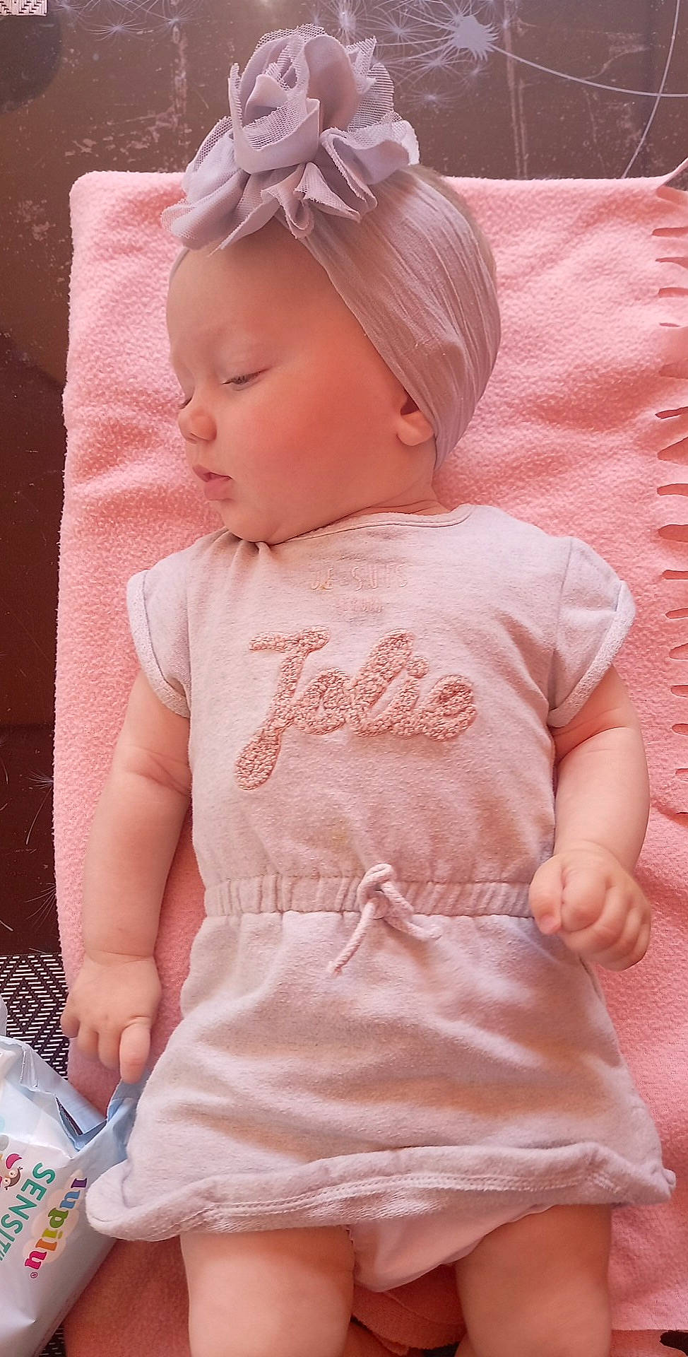 Assya a rejoint le concours — aidez-le/la à gagner de superbes lots ! baby, baby_products, baby_sleeping, baby_toddler_clothing, blond, cap, child, eyelash, happy, headband, lip, neck, pattern, peach, person, pink, skin, sleeve, t_shirt, textile