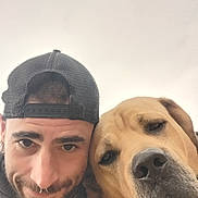 Shaddow a rejoint le concours — aidez-le/la à gagner de superbes lots ! animal, beard, bond, cap, casual, closeup, companionship, dog, expression, face, friendship, headwear, human, man, outdoor, overcast, pet, portrait, selfie, smile