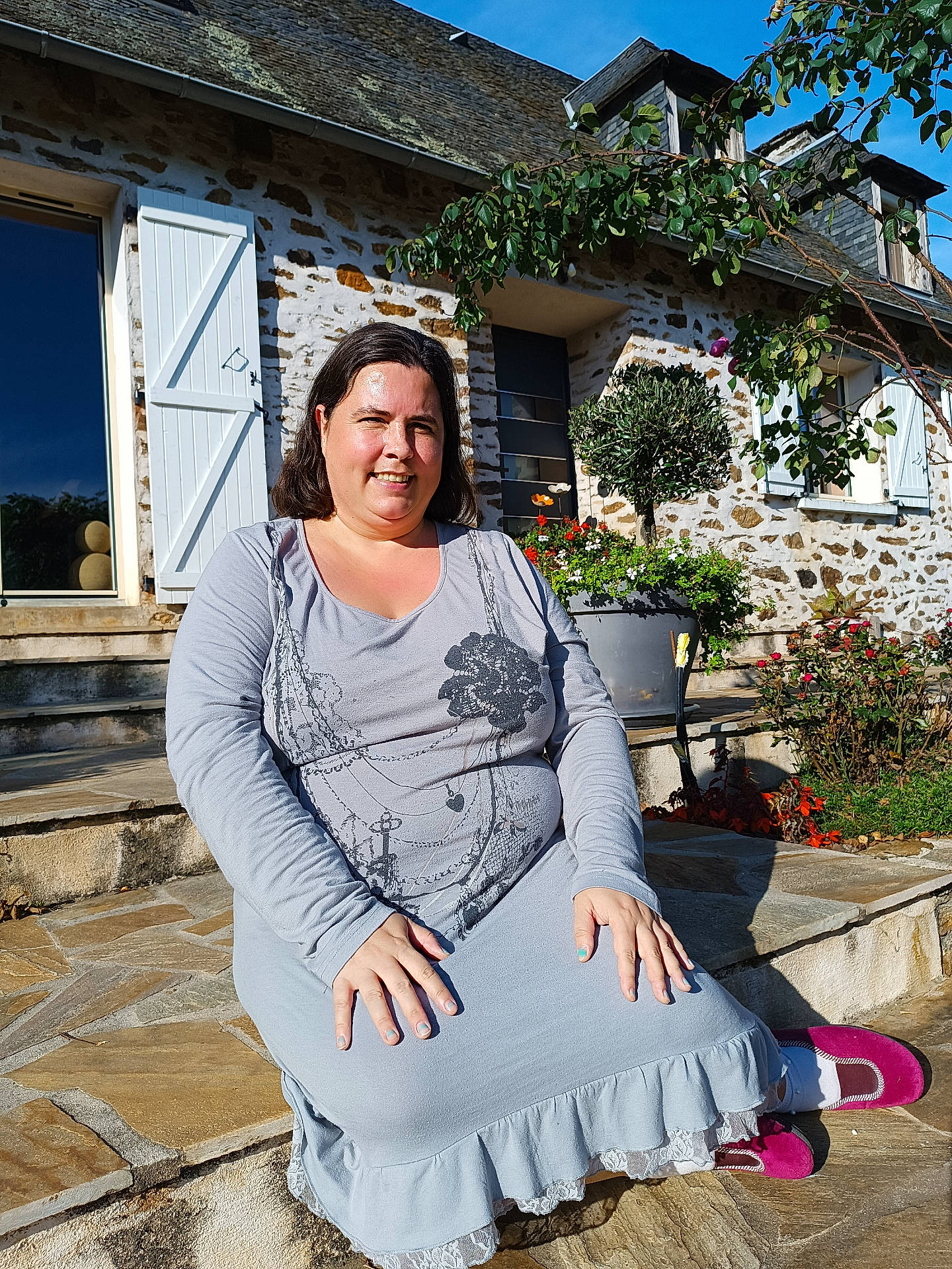 Juliette a rejoint le concours — aidez-le/la à gagner de superbes lots ! adult, blouse, clothing, dress, face, female, flagstone, footwear, happy, head, pants, path, person, photography, portrait, shoe, sitting, smile, walkway, woman