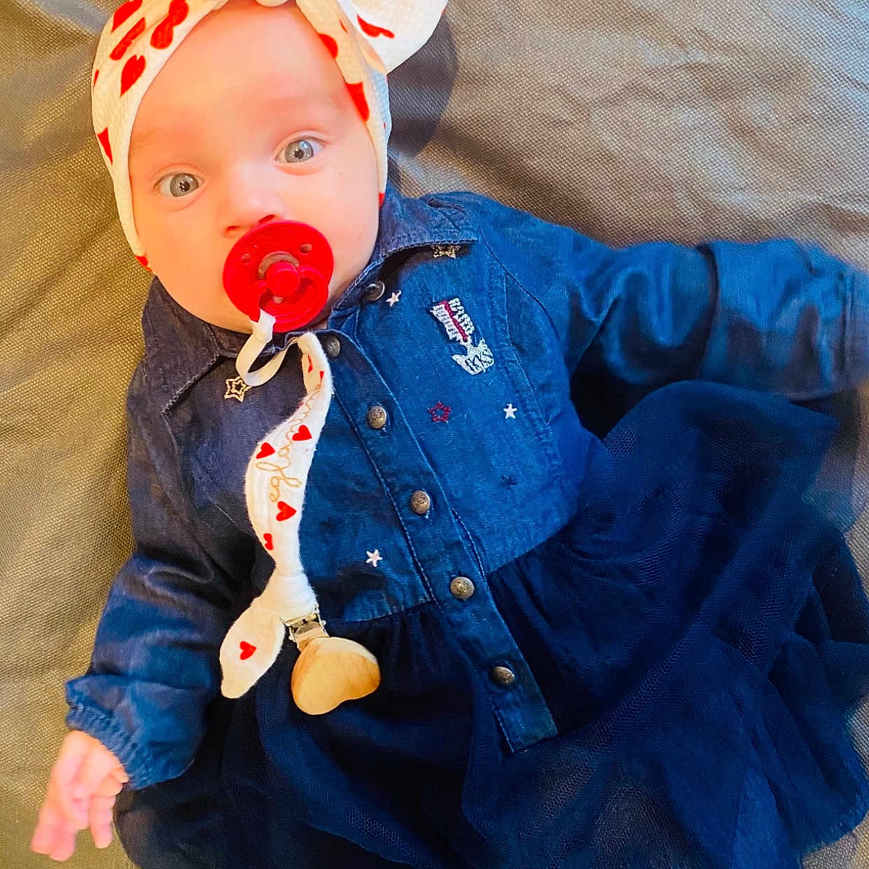 églantine participe au concours pour gagner de l'argent avec cette photo : baby, baby_products, baby_toddler_clothing, cap, carmine, child, costume_hat, doll, electric_blue, eye, fashion_accessory, hat, head, human_body, pattern, sleeve, textile, tie, toddler, toy