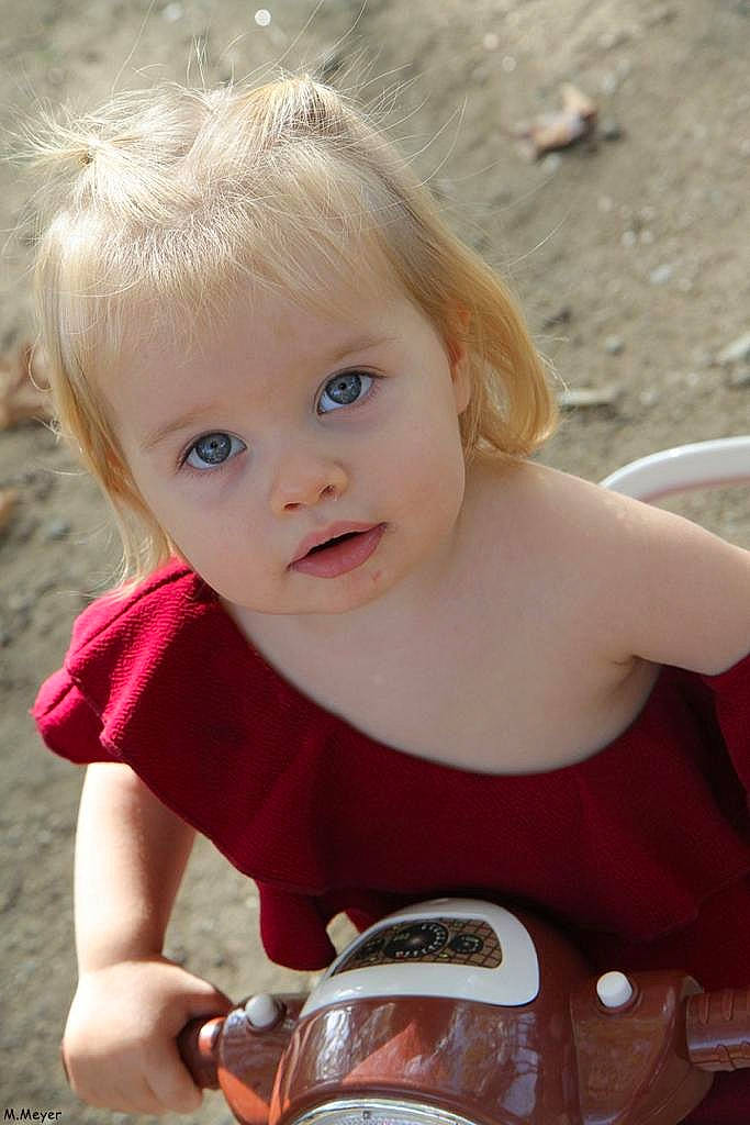 Lyanna a rejoint le concours — aidez-le/la à gagner de superbes lots ! arm, baby, baby_toddler_clothing, beauty, blond, cheek, child, chin, flash_photography, fun, grass, happy, iris, lip, people_in_nature, person, sitting, skin, t_shirt, toddler