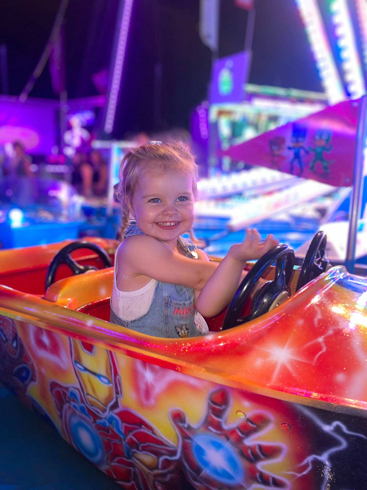 Lyanna a rejoint le concours — aidez-le/la à gagner de superbes lots ! amusement_ride, automotive_exterior, bumper, child, electric_blue, entertainment, event, fun, games, happy, joy, leisure, magenta, motor_vehicle, nonbuilding_structure, outdoor_recreation, person, pink, purple, recreation