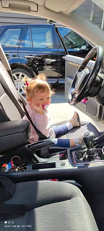 Evy a rejoint le concours — aidez-le/la à gagner de superbes lots ! auto_part, automotive_design, automotive_exterior, automotive_mirror, automotive_tire, automotive_wheel_system, car, car_seat, car_seat_cover, land_vehicle, mode_of_transport, motor_vehicle, person, personal_luxury_car, steering_part, steering_wheel, tire, toddler, vehicle, vehicle_door