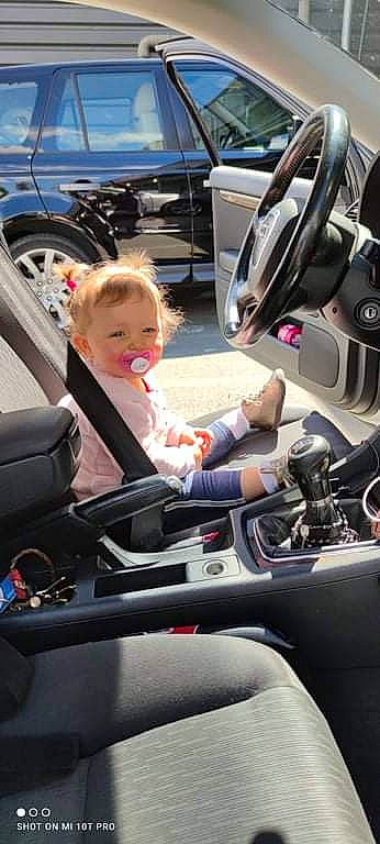 Evy a rejoint le concours — aidez-le/la à gagner de superbes lots ! auto_part, automotive_design, automotive_exterior, automotive_tire, automotive_wheel_system, car, car_seat, car_seat_cover, gear_shift, land_vehicle, mode_of_transport, motor_vehicle, person, personal_luxury_car, plant, steering_wheel, tire, toddler, vehicle, vehicle_door