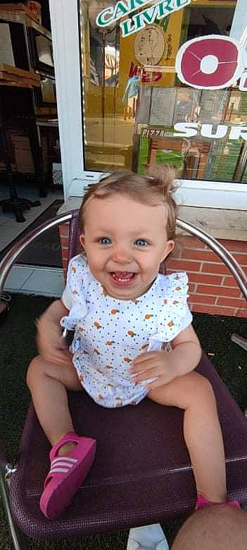 Evy a rejoint le concours — aidez-le/la à gagner de superbes lots ! auto_part, baby, baby_products, baby_toddler_clothing, blond, chair, cheek, child, finger, fun, grass, happy, iris, joy, leisure, person, pink, plant, recreation, sitting