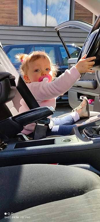 Evy a rejoint le concours — aidez-le/la à gagner de superbes lots ! auto_part, automotive_design, automotive_exterior, automotive_mirror, car, car_seat, car_seat_cover, dress, gesture, head_restraint, hood, mode_of_transport, motor_vehicle, person, personal_luxury_car, seat_belt, steering_part, steering_wheel, vehicle, vehicle_door