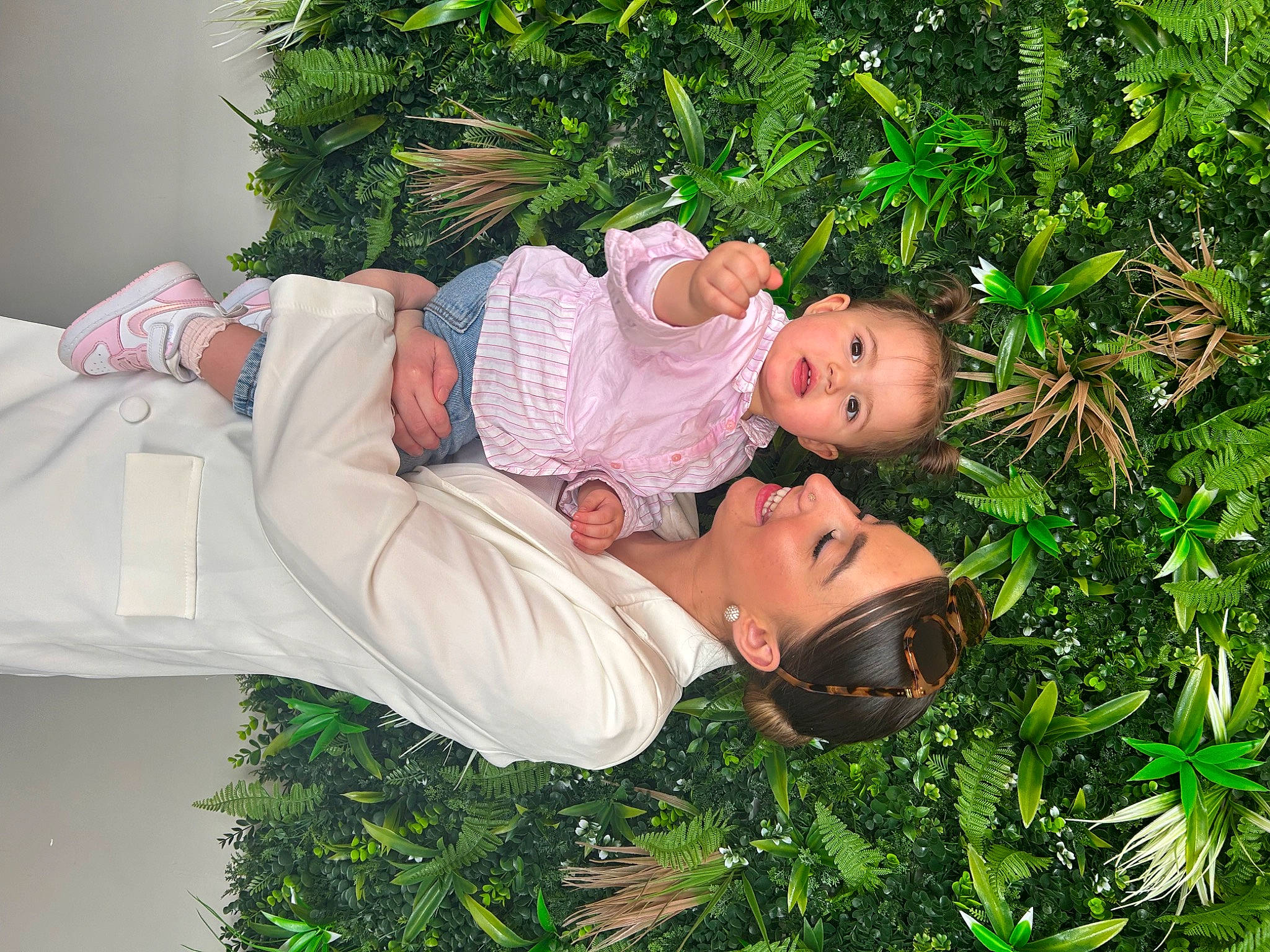 Athéna a rejoint le concours — aidez-le/la à gagner de superbes lots ! baby_toddler_clothing, child, event, fun, garden, grass, happy, hat, holiday, joy, leisure, mammal, people_in_nature, person, plant, sitting, toddler, tree, vacation