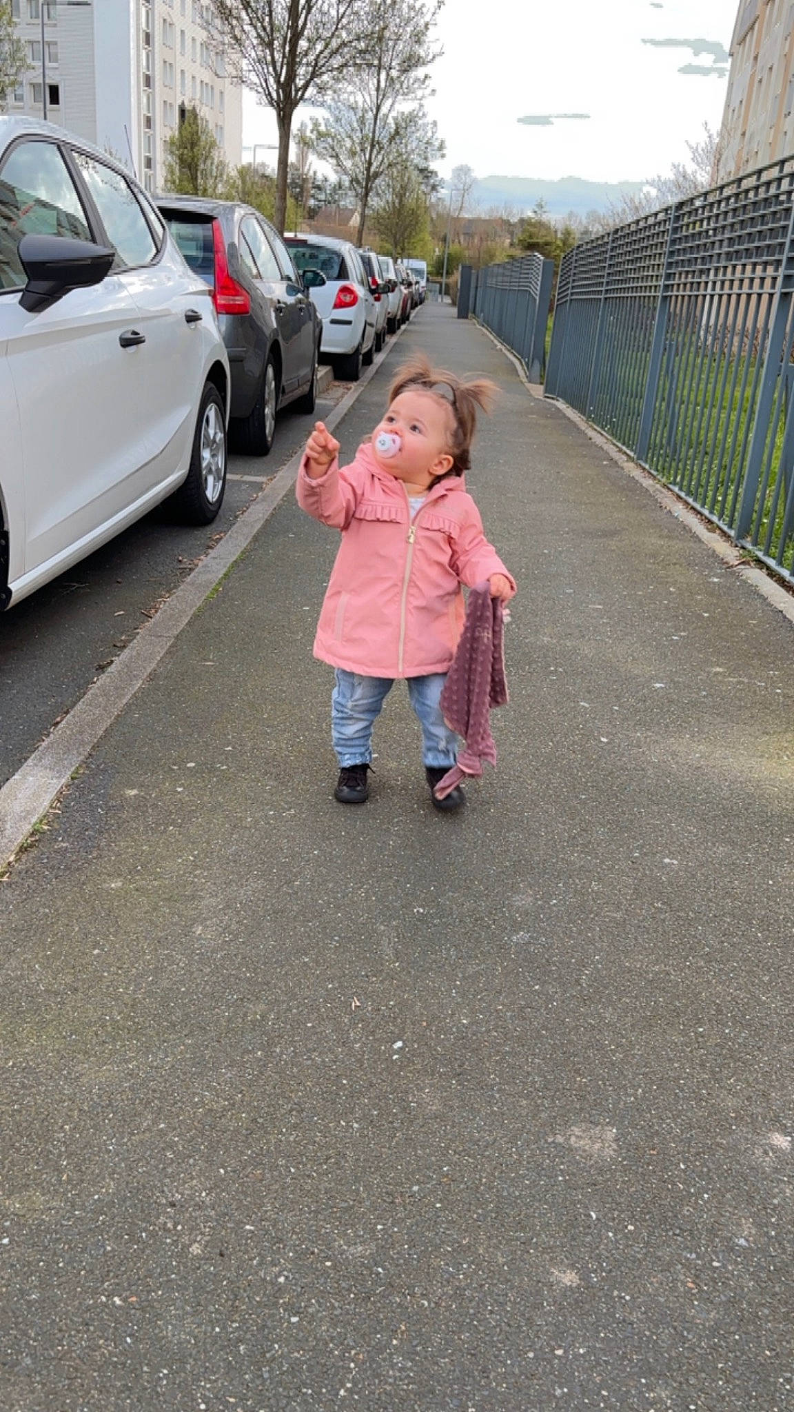 Athéna participe au concours pour gagner de l'argent avec cette photo : asphalt, automotive_design, automotive_exterior, automotive_tire, car, fence, grass, motor_vehicle, parking, person, personal_luxury_car, road, road_surface, sidewalk, sky, tire, toddler, tree, vehicle, vehicle_door