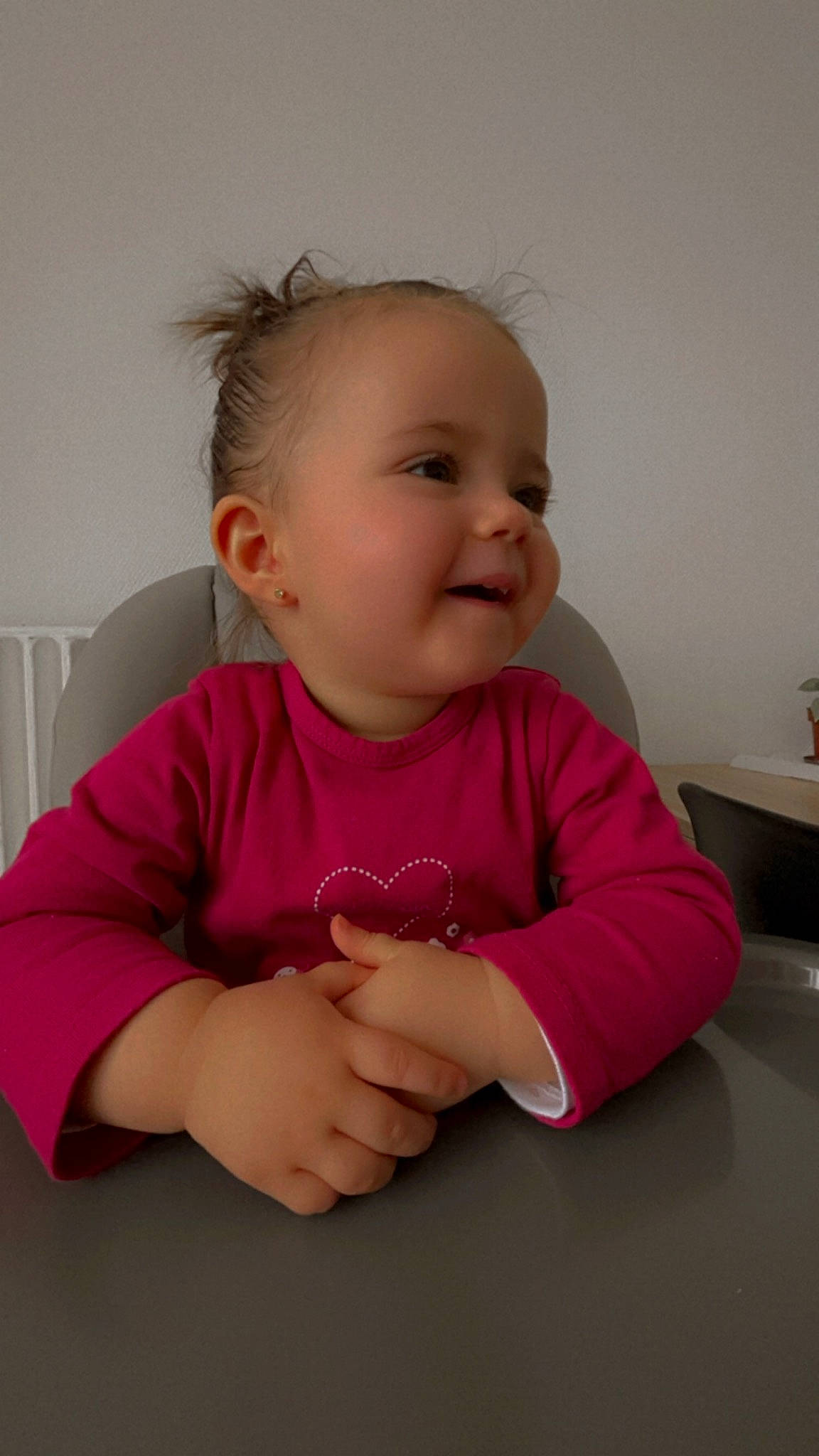 Athéna participe au concours pour gagner de l'argent avec cette photo : arm, baby, baby_toddler_clothing, cheek, chin, eye, eyebrow, eyelash, face, gesture, iris, lip, mouth, neck, nose, person, pink, shoulder, skin, sleeve