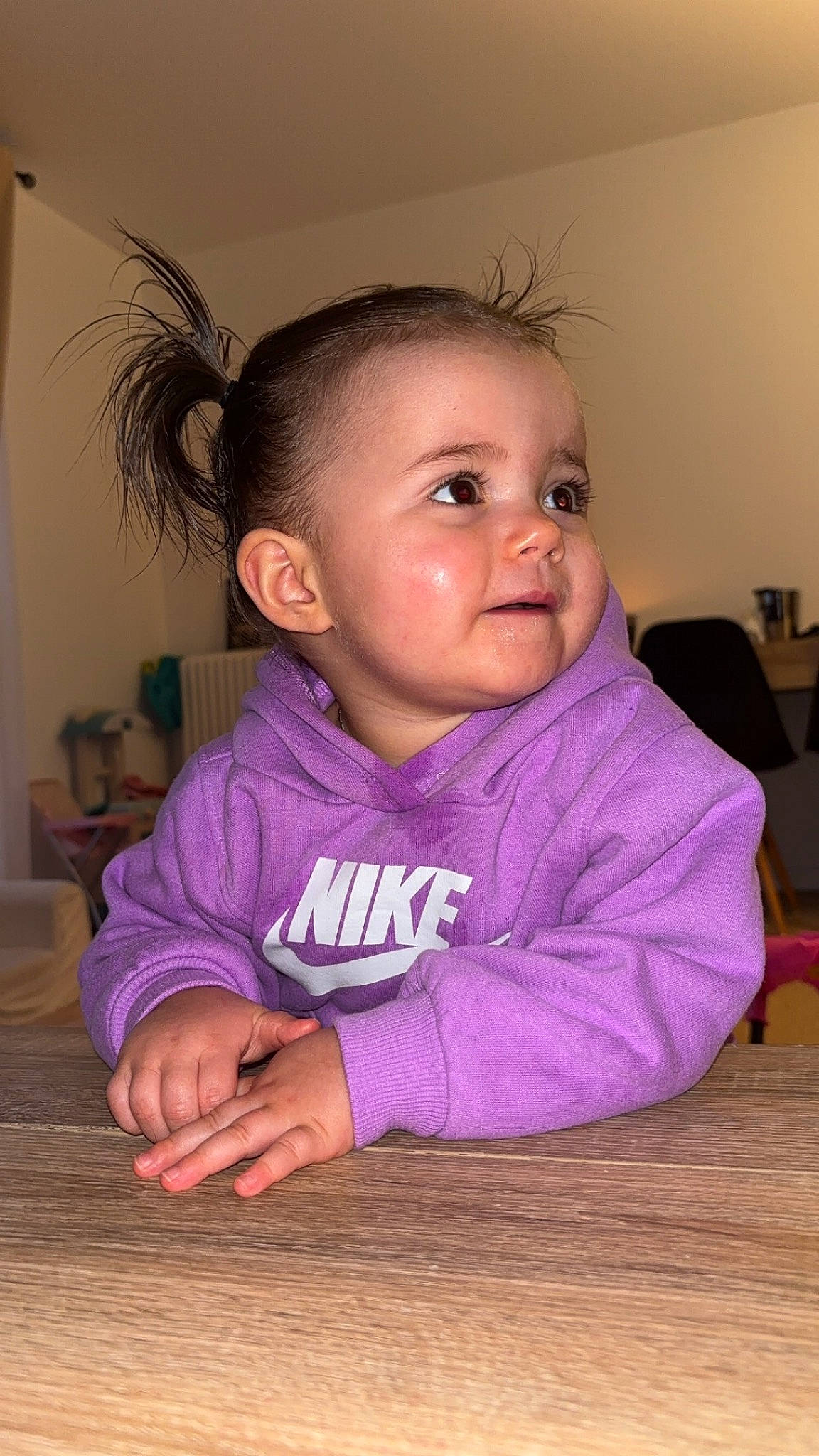 Athéna participe au concours pour gagner de l'argent avec cette photo : baby_toddler_clothing, cheek, ear, eyelash, floor, flooring, forehead, fun, happy, head, human_body, iris, lip, nose, person, purple, skin, sleeve, smile, toddler