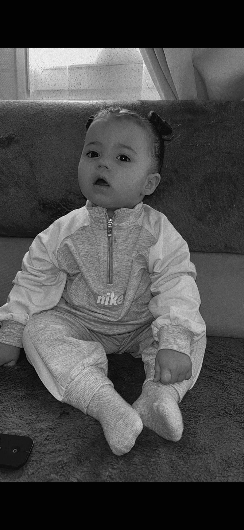 Athéna a rejoint le concours — aidez-le/la à gagner de superbes lots ! baby, baby_toddler_clothing, black_and_white, cheek, child, eye, face, flooring, fun, hair, happy, head, human_body, monochrome, monochrome_photography, nose, person, sitting, sleeve, standing