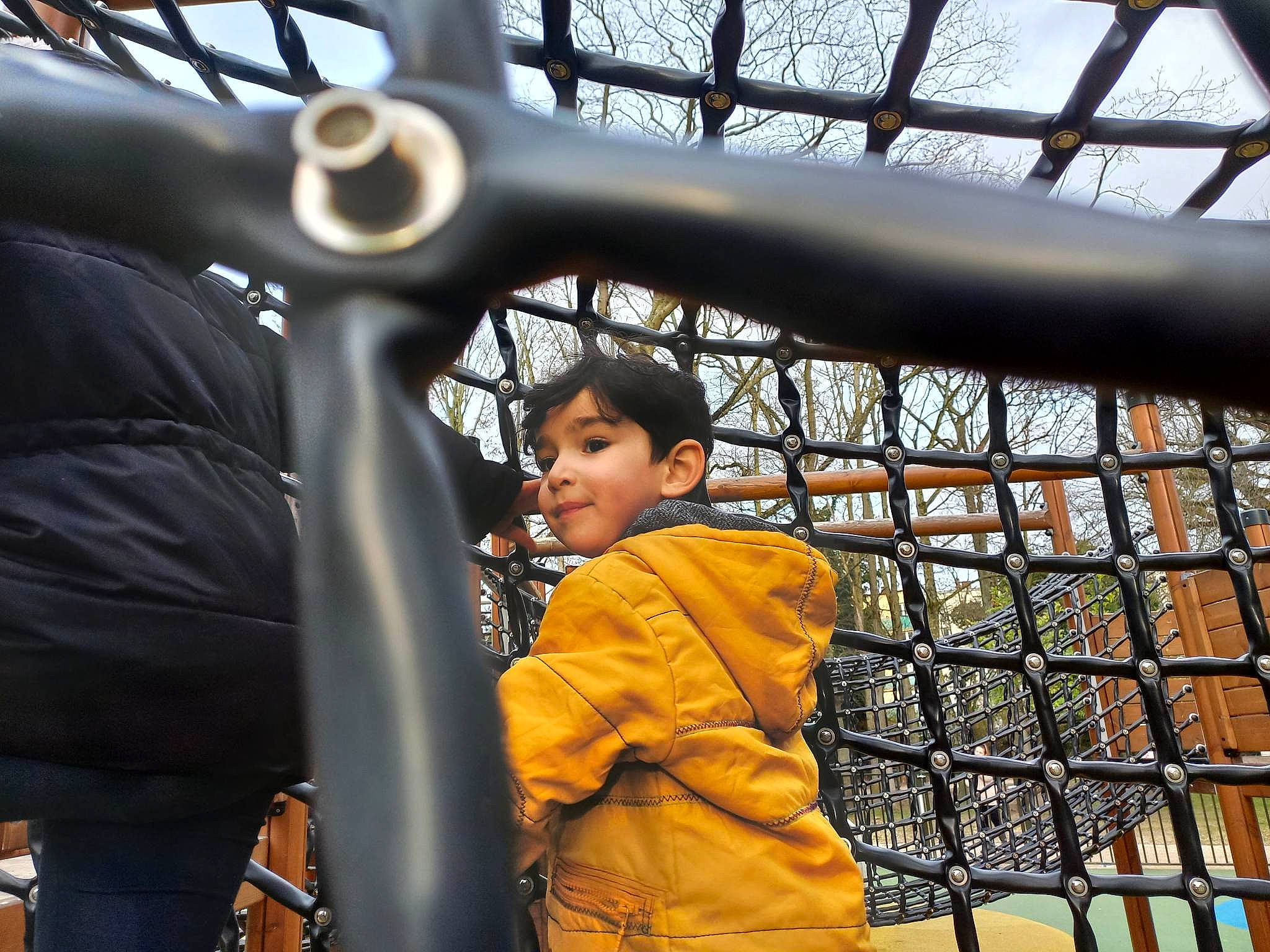Dylan a rejoint le concours — aidez-le/la à gagner de superbes lots ! child, city, daylighting, fun, glass, joy, leisure, metal, person, recreation, shade, sky, snapshot, steel, tints_and_shades, toddler, travel, tree