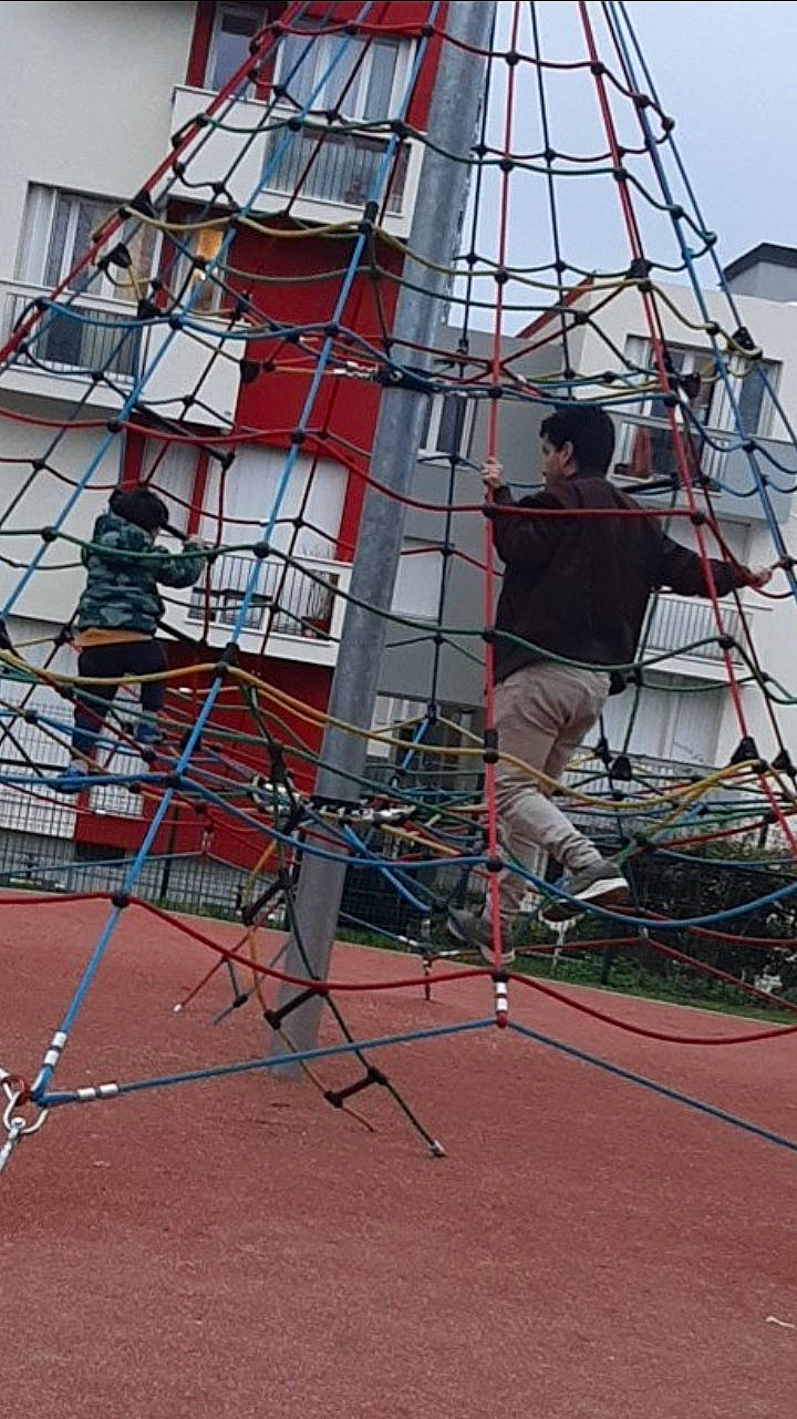 Dylan participe au concours pour gagner de l'argent avec cette photo : art, building, city, electrical_supply, electricity, engineering, event, fun, leisure, metal, person, pole, public_utility, recreation, rope, scaffolding, shorts, sky, t_shirt, tower