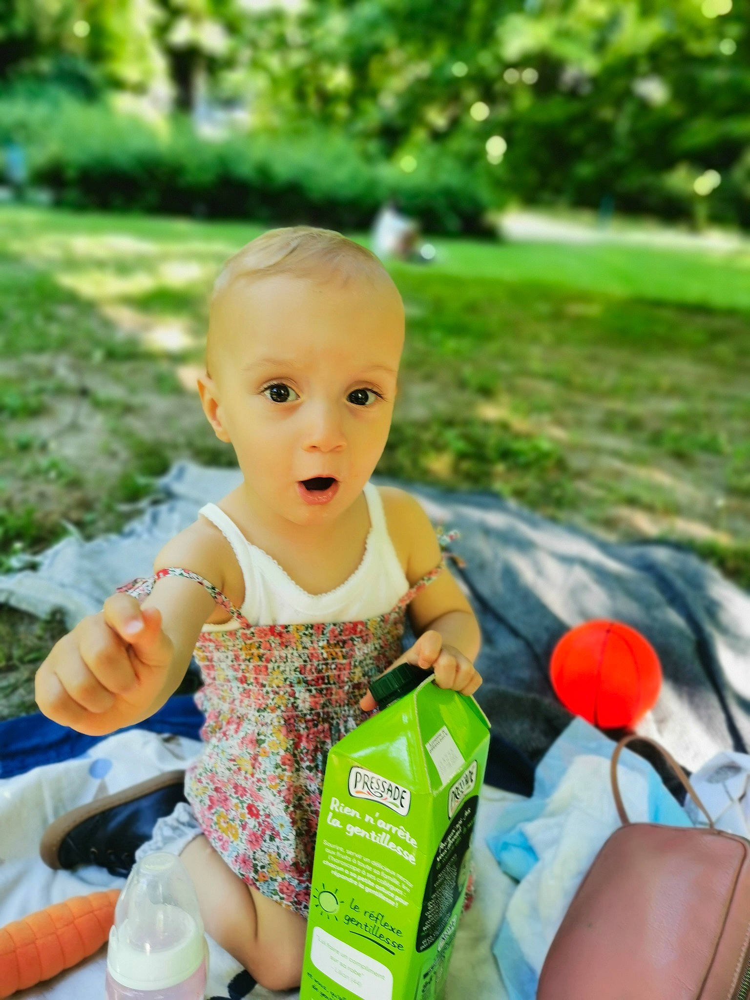 Roxane a rejoint le concours — aidez-le/la à gagner de superbes lots ! baby, baby_toddler_clothing, child, fun, grass, happy, leaf, leisure, light, nature, people, people_in_nature, person, photograph, plant, recreation, skin, summer, sunlight, toddler