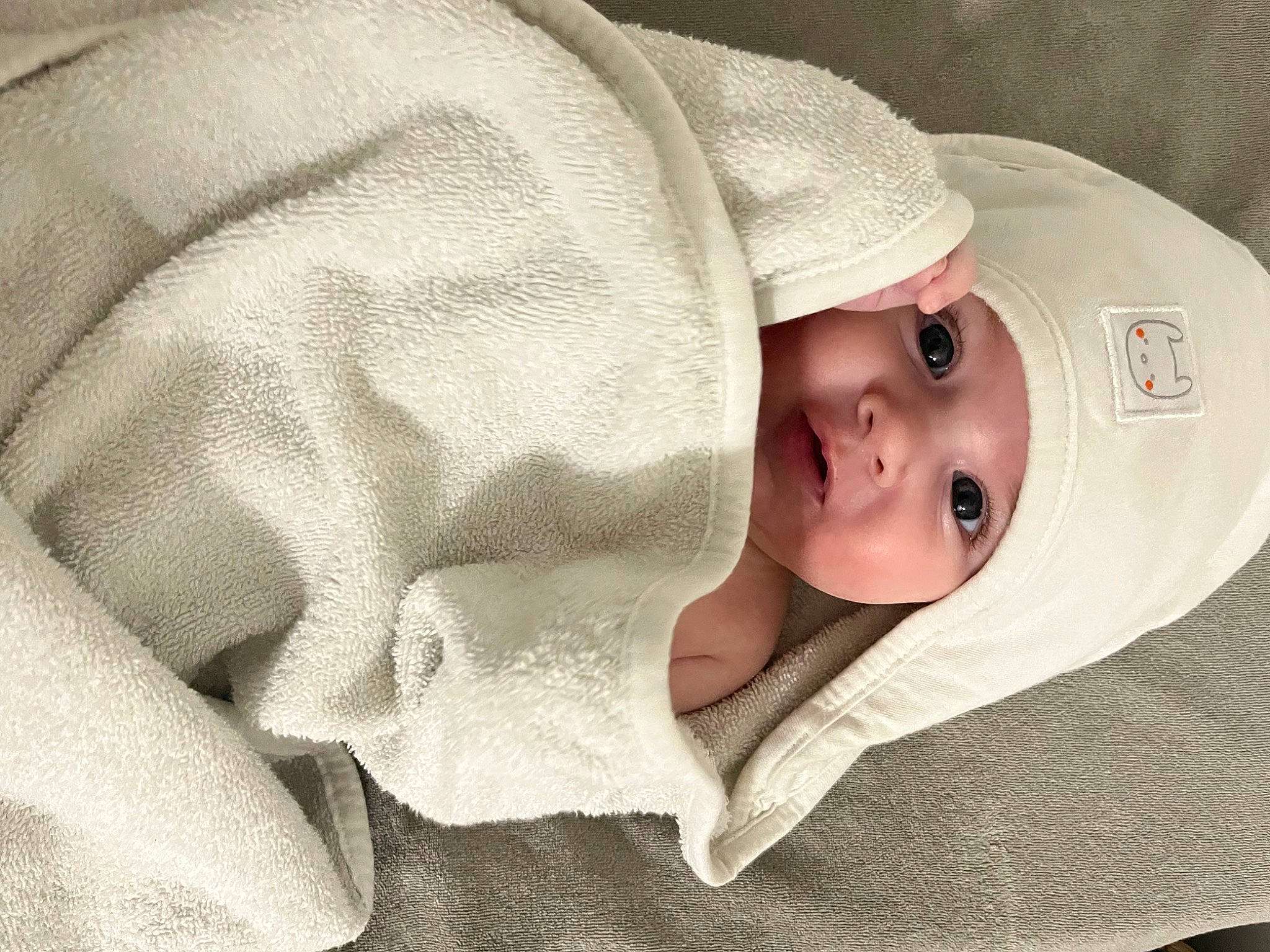 Noa a rejoint le concours — aidez-le/la à gagner de superbes lots ! baby, baby_products, baby_safety, baby_toddler_clothing, child, comfort, eye, face, hat, headwear, linens, monochrome, monochrome_photography, nose, pattern, person, portrait_photography, skin, sleeve, textile