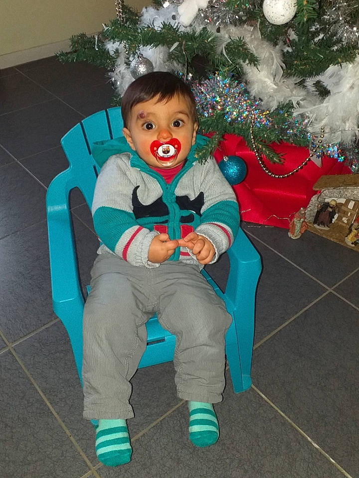 Noé a rejoint le concours — aidez-le/la à gagner de superbes lots ! child, christmas, christmas_eve, christmas_tree, costume, fictional_character, fun, holiday, joy, person, sitting, smile, toddler