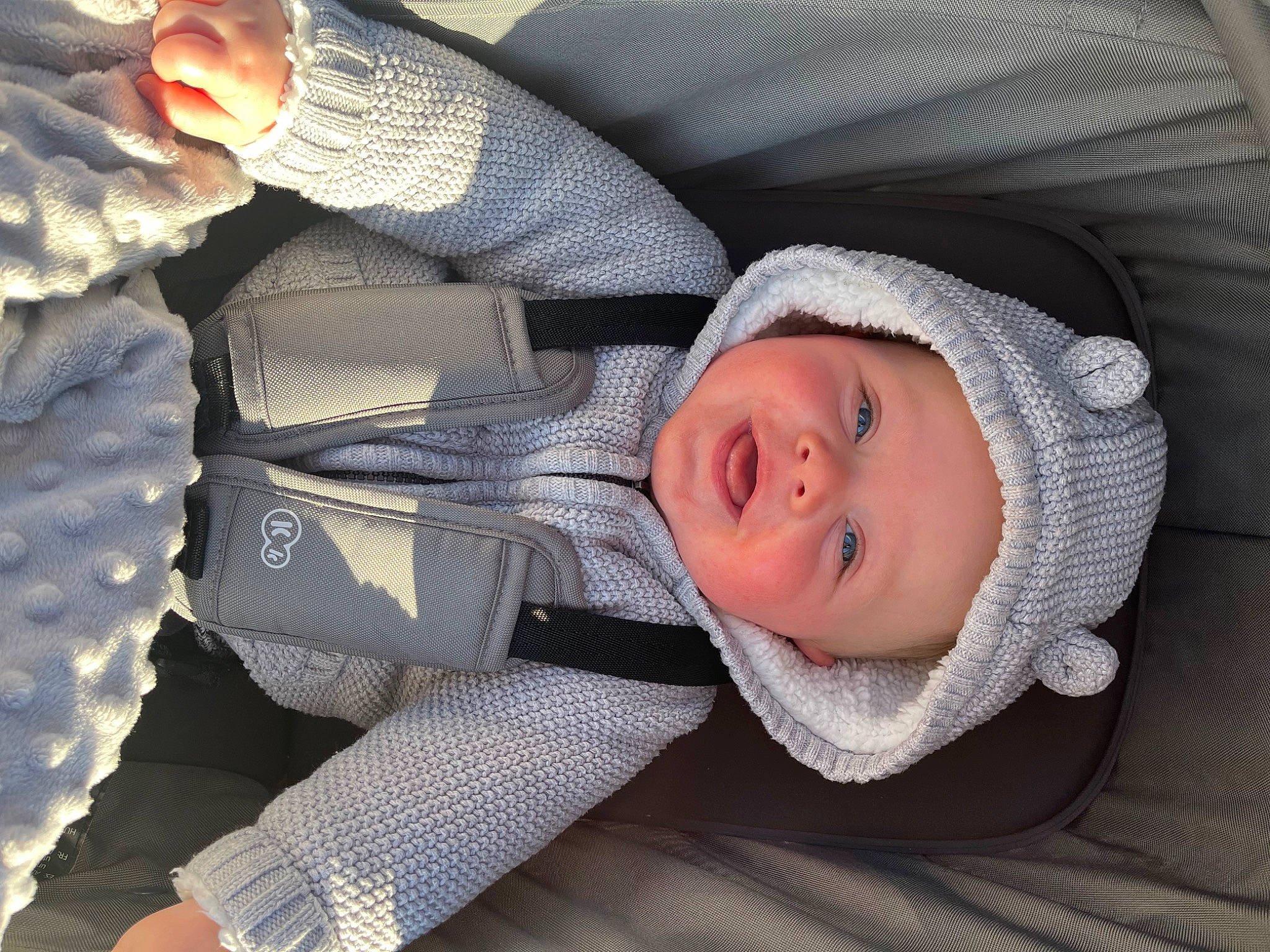 Naël a rejoint le concours — aidez-le/la à gagner de superbes lots ! baby, baby_products, baby_toddler_clothing, car_seat, carmine, cheek, child, comfort, headgear, headwear, linens, mouth, nose, outerwear, person, product, skin, sleeve, smile, thumb