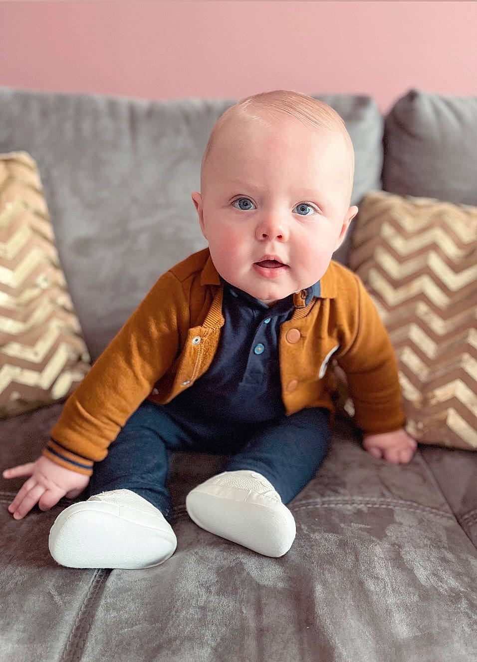 Naël a rejoint le concours — aidez-le/la à gagner de superbes lots ! baby, baby_toddler_clothing, cheek, comfort, couch, eye, flash_photography, floor, flooring, happy, head, iris, knee, leg, nose, person, sitting, skin, sleeve, toddler