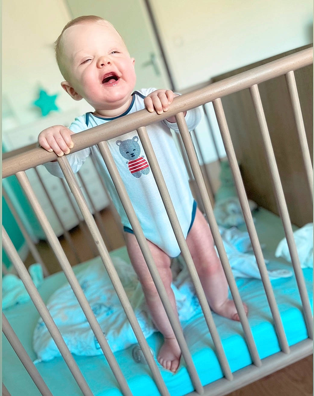 Naël participe au concours pour gagner de l'argent avec cette photo : aqua, azure, baby, baby_safety, baby_toddler_clothing, blue, child, comfort, cradle, happy, infant_bed, leisure, nursery, organ, person, pink, product, skin, smile, stairs