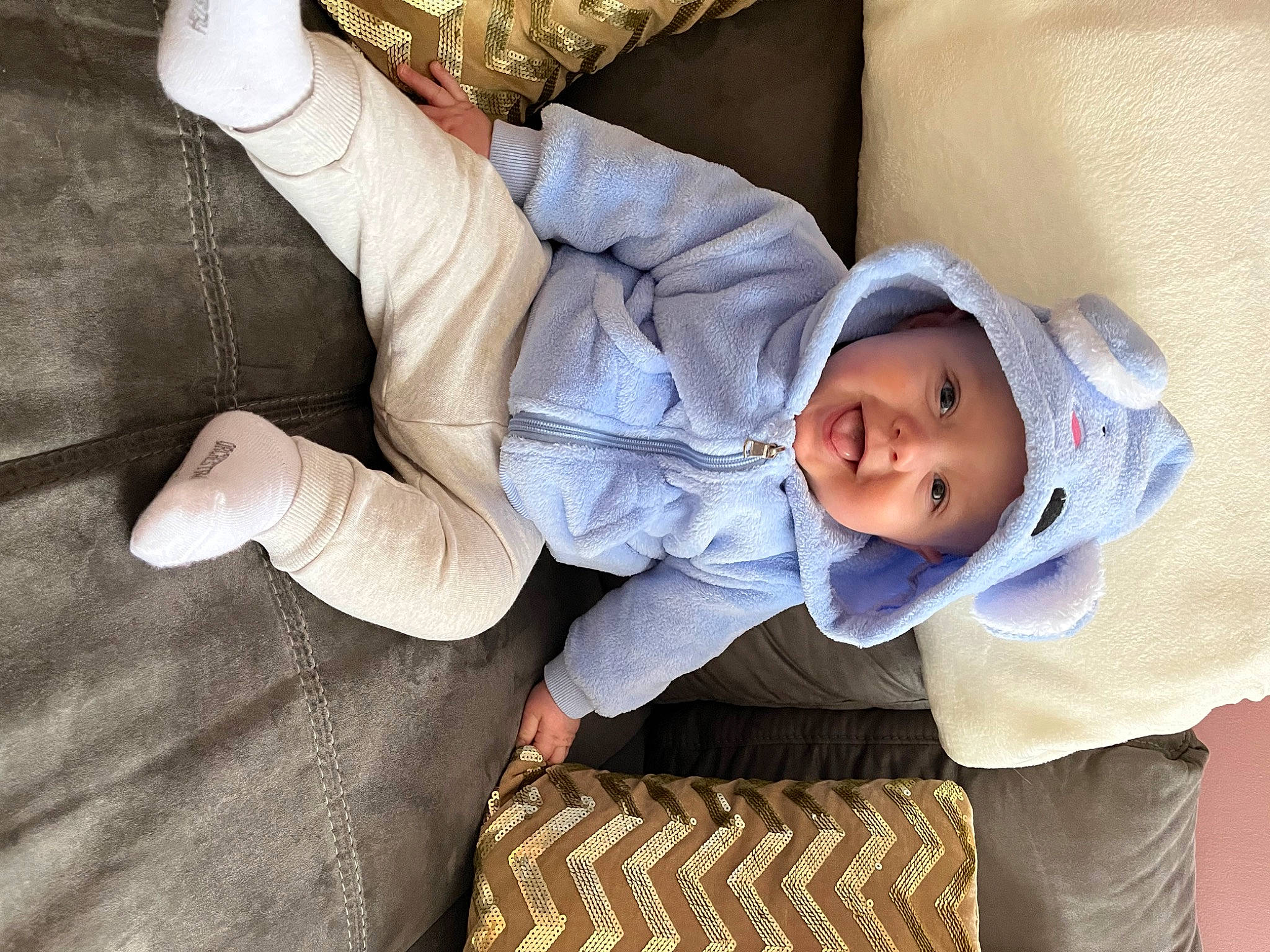 Naël a rejoint le concours — aidez-le/la à gagner de superbes lots ! baby, baby_toddler_clothing, child, comfort, couch, finger, flooring, foot, gesture, headwear, human_body, human_leg, leg, linens, person, sitting, sleeve, smile, thumb, toddler