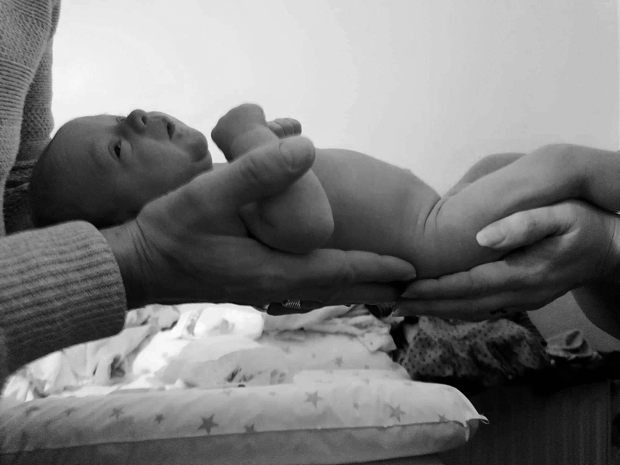 Ivanna participe au concours pour gagner de l'argent avec cette photo : abdomen, arm, baby, birth, black_and_white, child, comfort, elbow, finger, gesture, hand, monochrome, monochrome_photography, muscle, person, photography, stomach