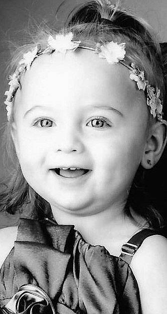 Ivanna participe au concours pour gagner de l'argent avec cette photo : black, cheek, chin, eye, eyebrow, eyelash, facial_expression, flash_photography, forehead, hair, hairstyle, head, human, joy, lip, nose, organ, person, photograph, skin