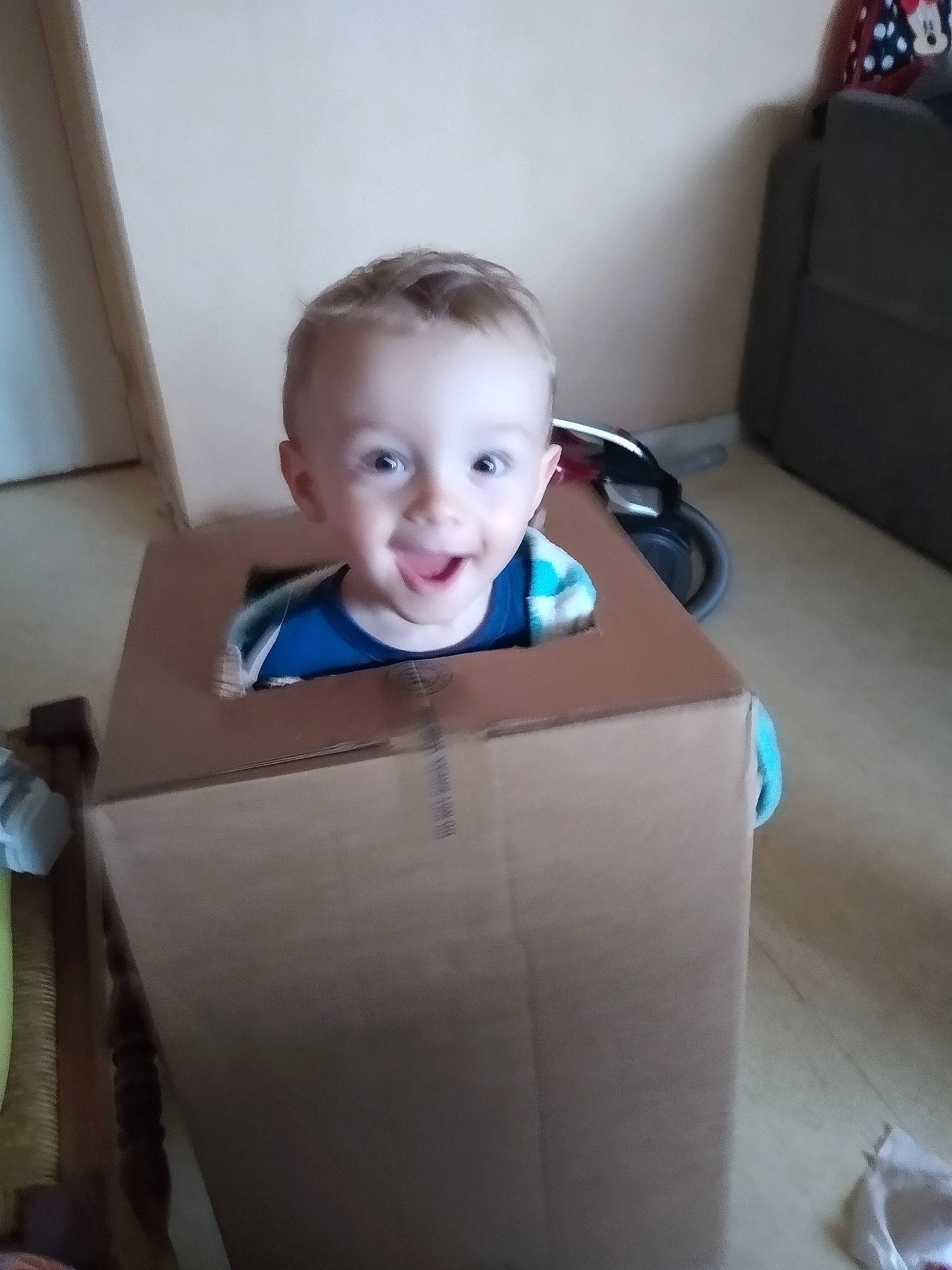 Yvann a rejoint le concours — aidez-le/la à gagner de superbes lots ! baby, baby_toddler_clothing, box, cardboard, carton, cheek, child, comfort, floor, flooring, fun, hardwood, packing_materials, person, product, room, shipping_box, sitting, smile, toddler
