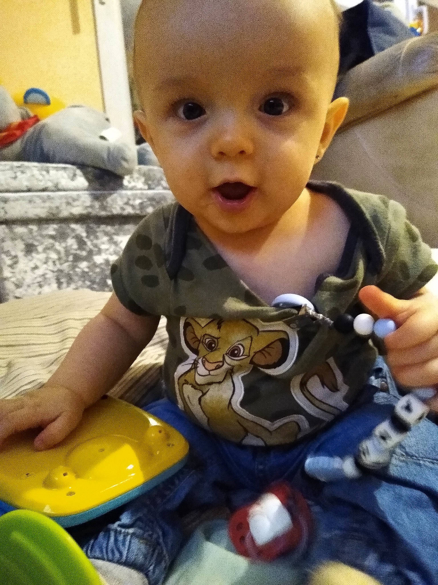 Yvann a rejoint le concours — aidez-le/la à gagner de superbes lots ! baby, baby_products, baby_toddler_clothing, bib, cheek, child, fun, happy, person, plastic, serveware, sitting, skin, sleeve, smile, thumb, toddler, vacation