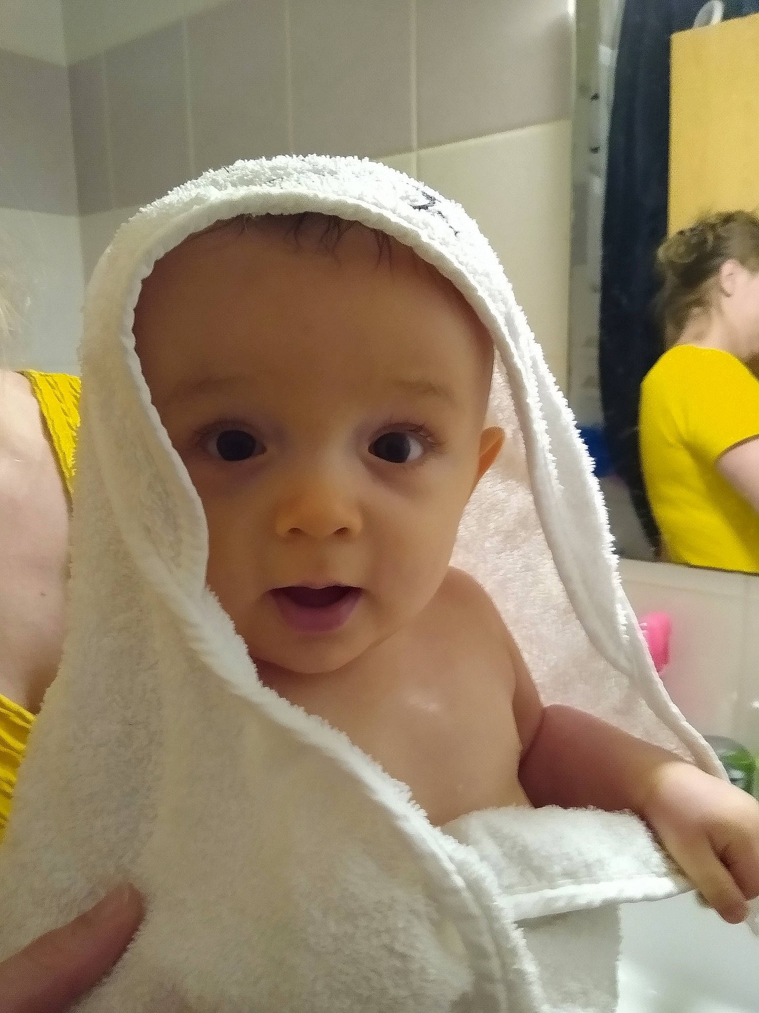 Yvann a rejoint le concours — aidez-le/la à gagner de superbes lots ! baby, baby_bathing, baby_products, baby_safety, baby_toddler_clothing, bathing, cap, cheek, chest, comfort, eyebrow, finger, happy, headgear, linens, person, plumbing_fixture, skin, smile, thumb