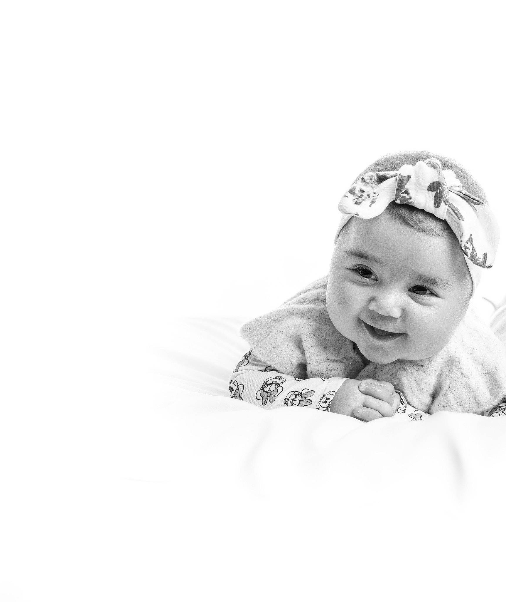 Aalya participe au concours pour gagner de l'argent avec cette photo : baby, baby_toddler_clothing, child, comfort, fashion_accessory, flash_photography, fun, grass, happy, headband, headpiece, headwear, laugh, monochrome, monochrome_photography, person, portrait, portrait_photography, sitting, sleeve
