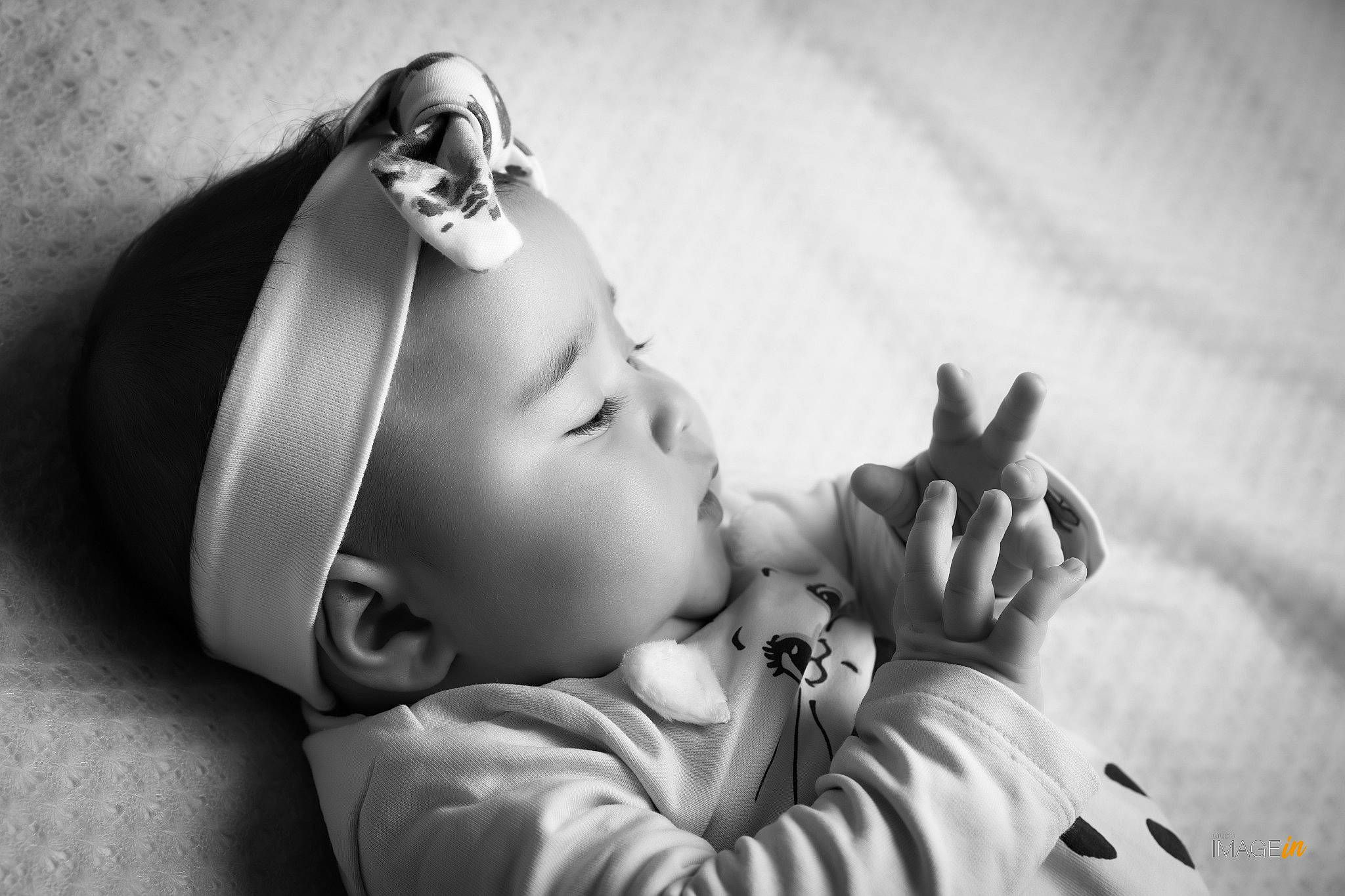 Aalya a rejoint le concours — aidez-le/la à gagner de superbes lots ! baby, black_and_white, cheek, comfort, eyebrow, eyelash, facial_expression, finger, flash_photography, gesture, hand, happy, headgear, human, lip, mouth, organ, person, skin, smile