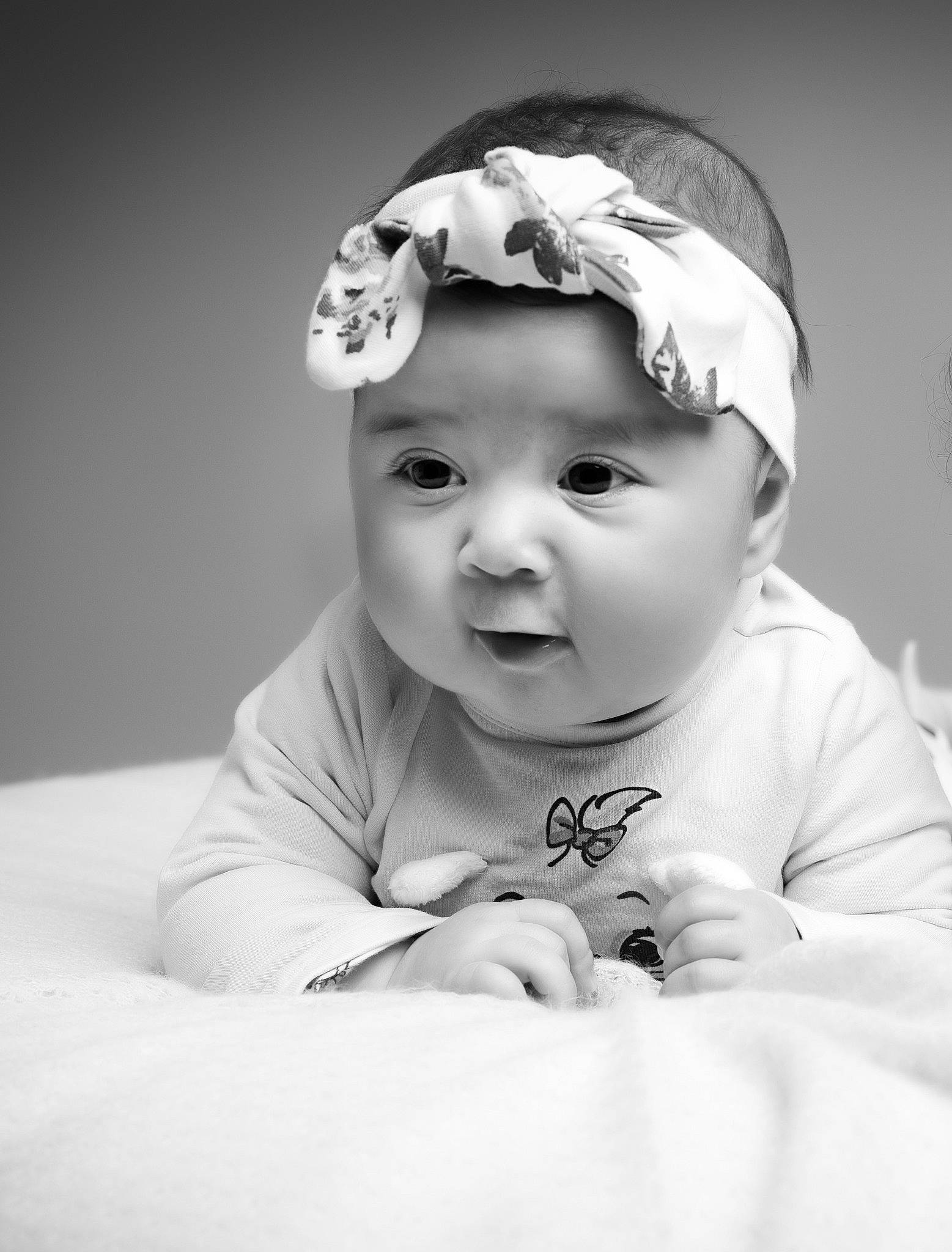 Aalya a rejoint le concours — aidez-le/la à gagner de superbes lots ! arm, baby, black_and_white, cap, cheek, comfort, eye, eyebrow, flash_photography, gesture, happy, headgear, headwear, iris, lip, mouth, nose, person, skin, smile