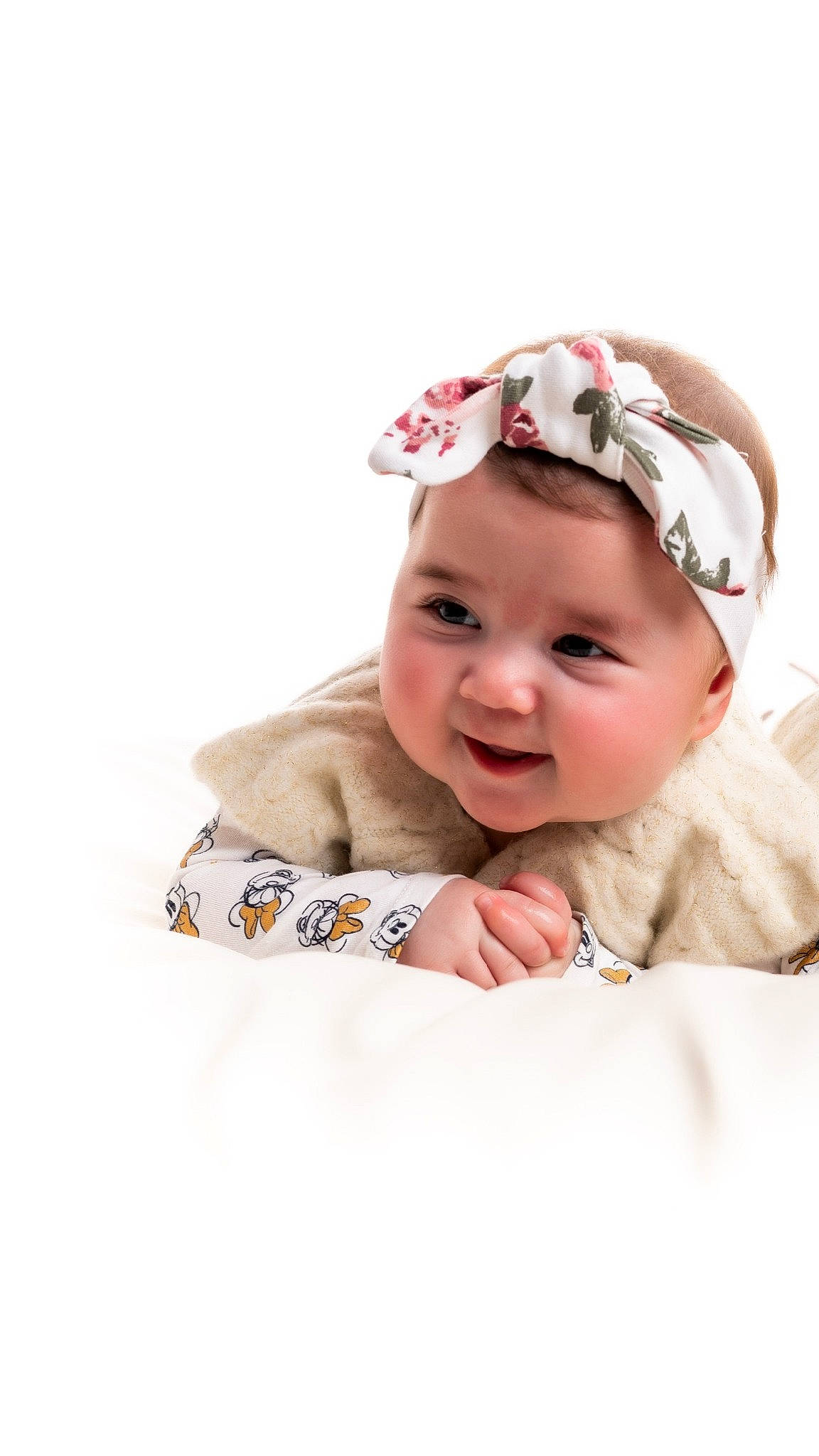 Aalya a rejoint le concours — aidez-le/la à gagner de superbes lots ! baby, baby_toddler_clothing, cap, cheek, child, collar, comfort, fashion_accessory, fun, hair_accessory, happy, headwear, linens, lip, magenta, pattern, person, portrait_photography, sitting, sleeve